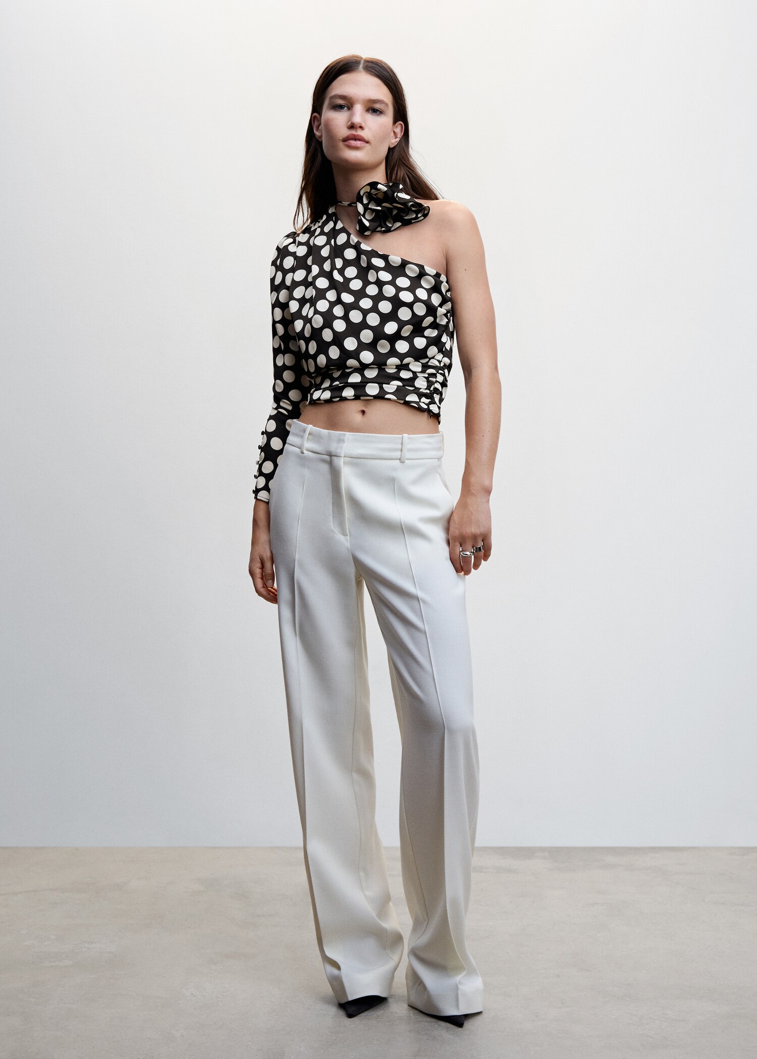 Polka Dots-Bluse mit Blumenapplikation - Allgemeine Ansicht