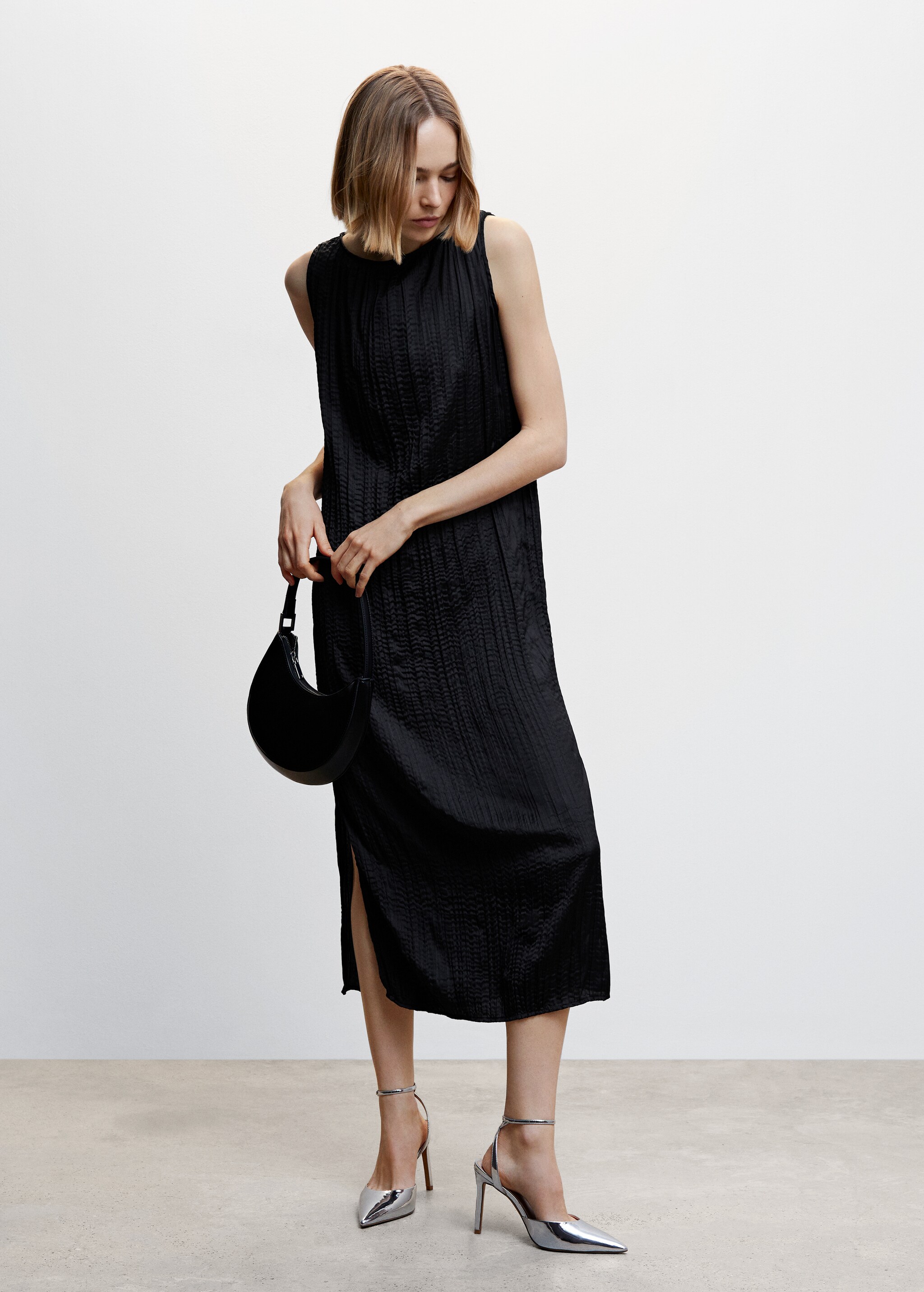 Schwarzes Midi-Kleid mit Textur - Allgemeine Ansicht