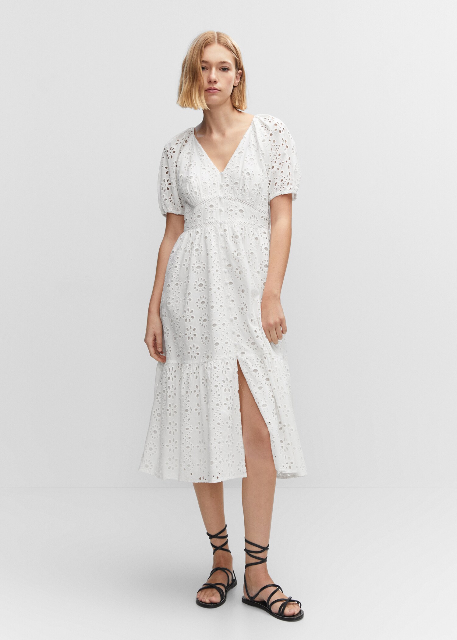 Vestido calados bordados - Plano general