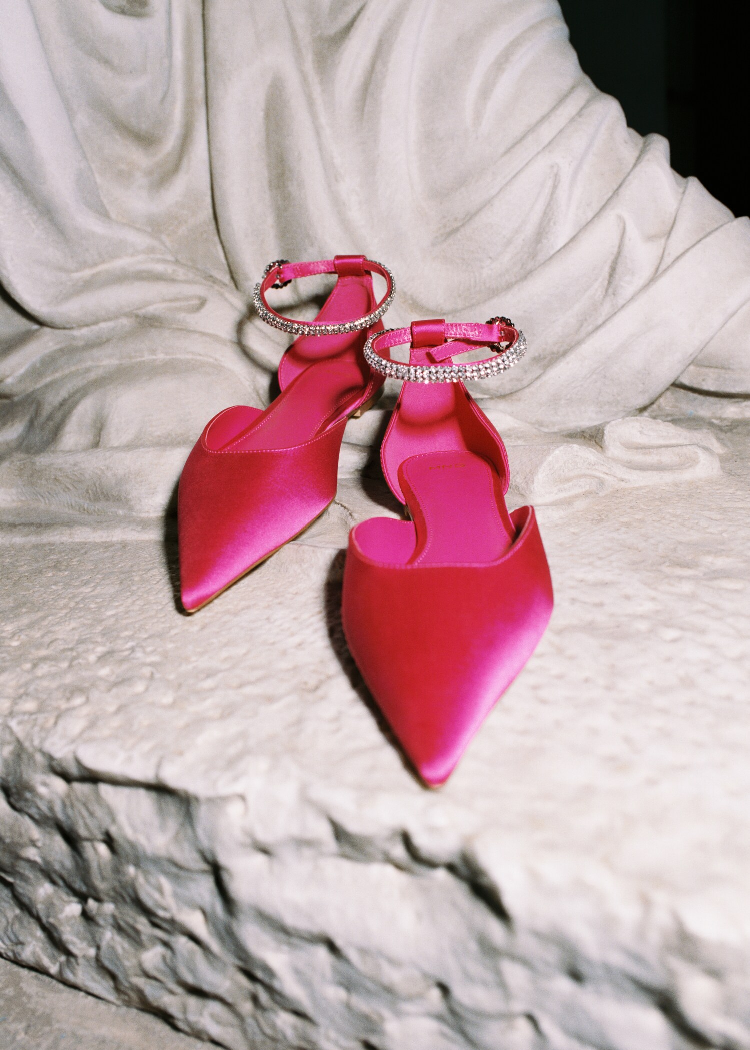Satin shoe with strass bracelet - General plane