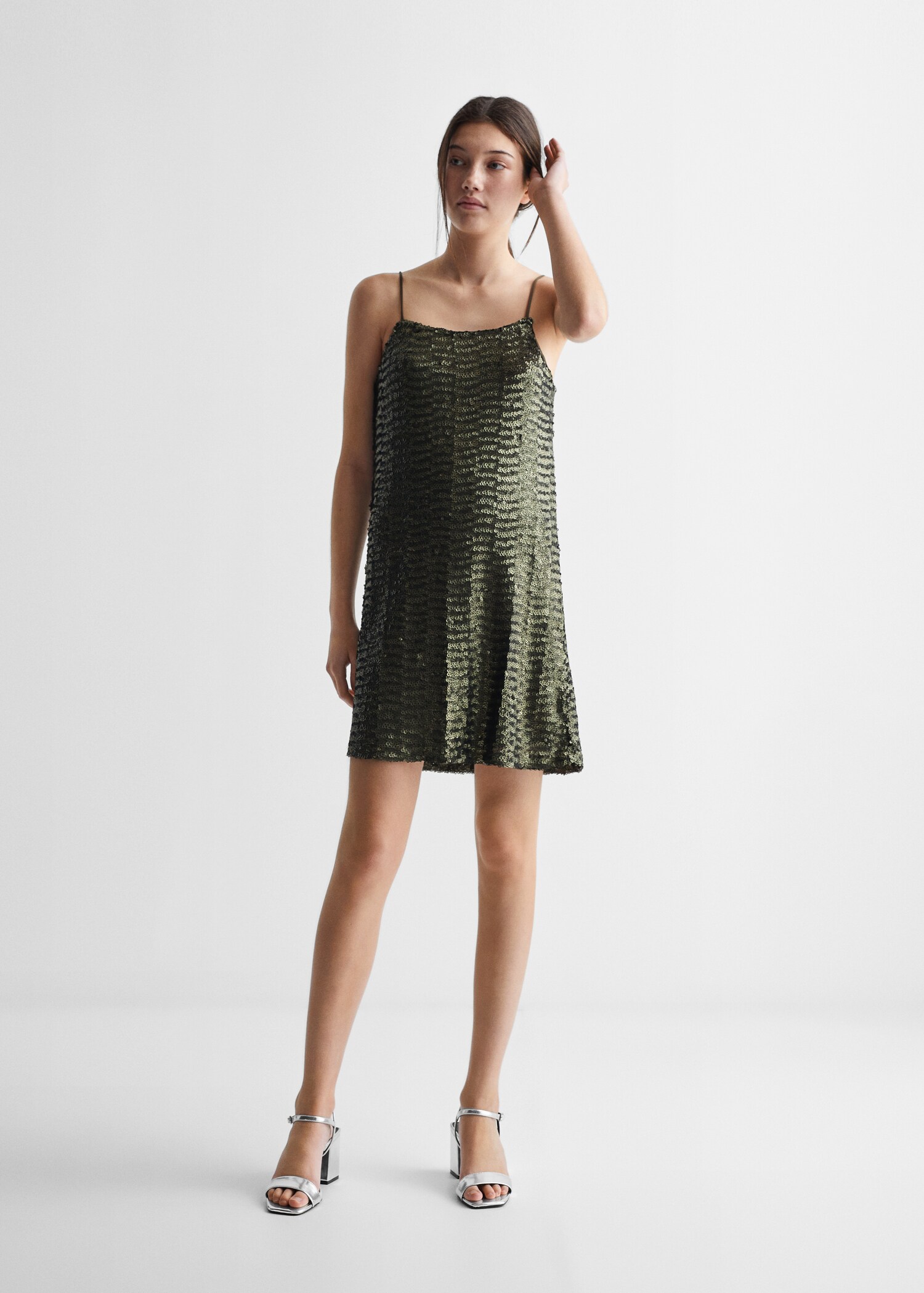Robe courte à paillettes semi-transparente - Plan général