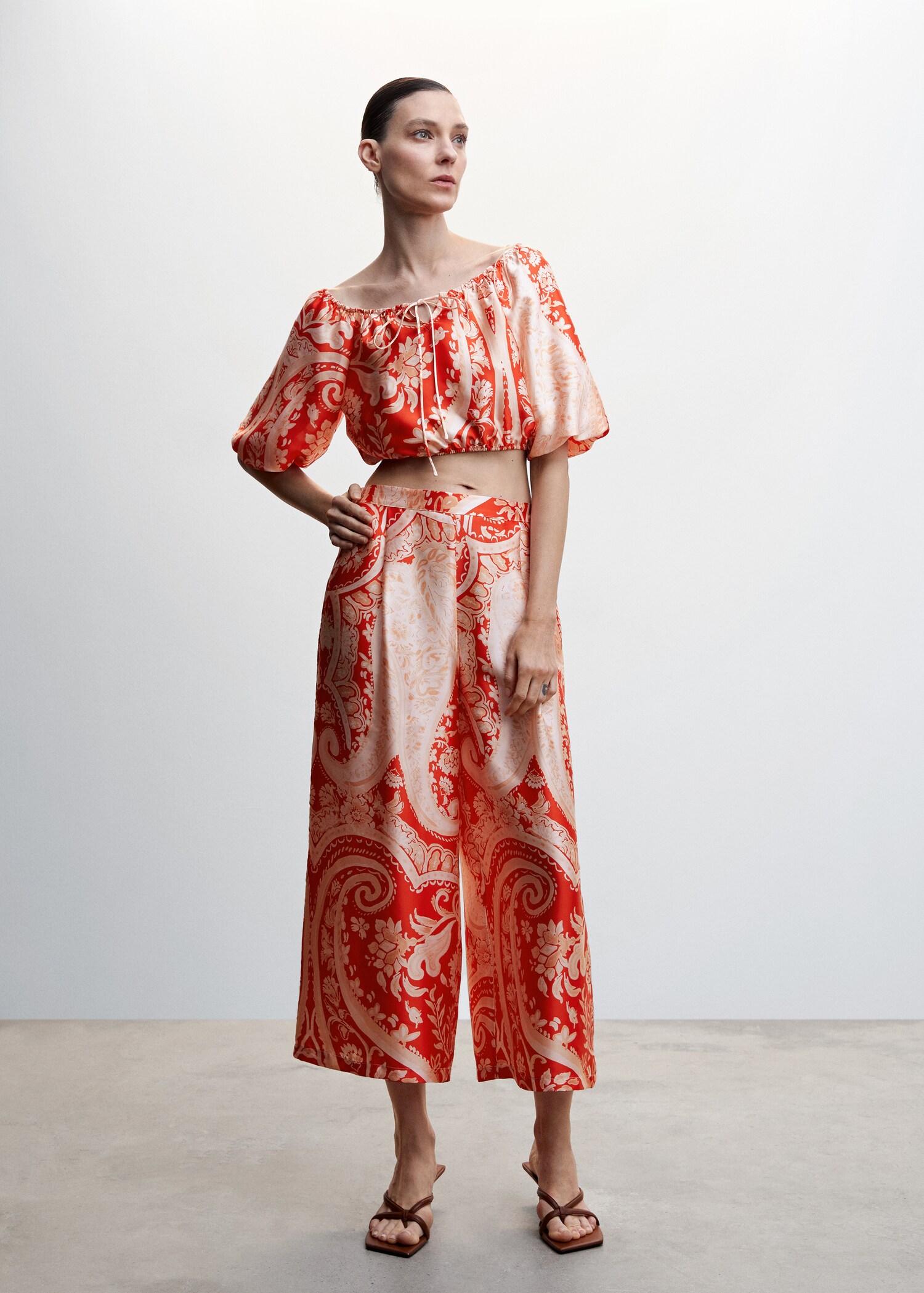 Pantalón satinado estampado - Plano general