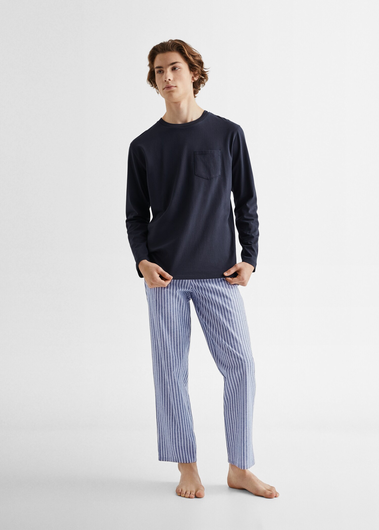 Langer Pyjama mit Streifen - Allgemeine Ansicht