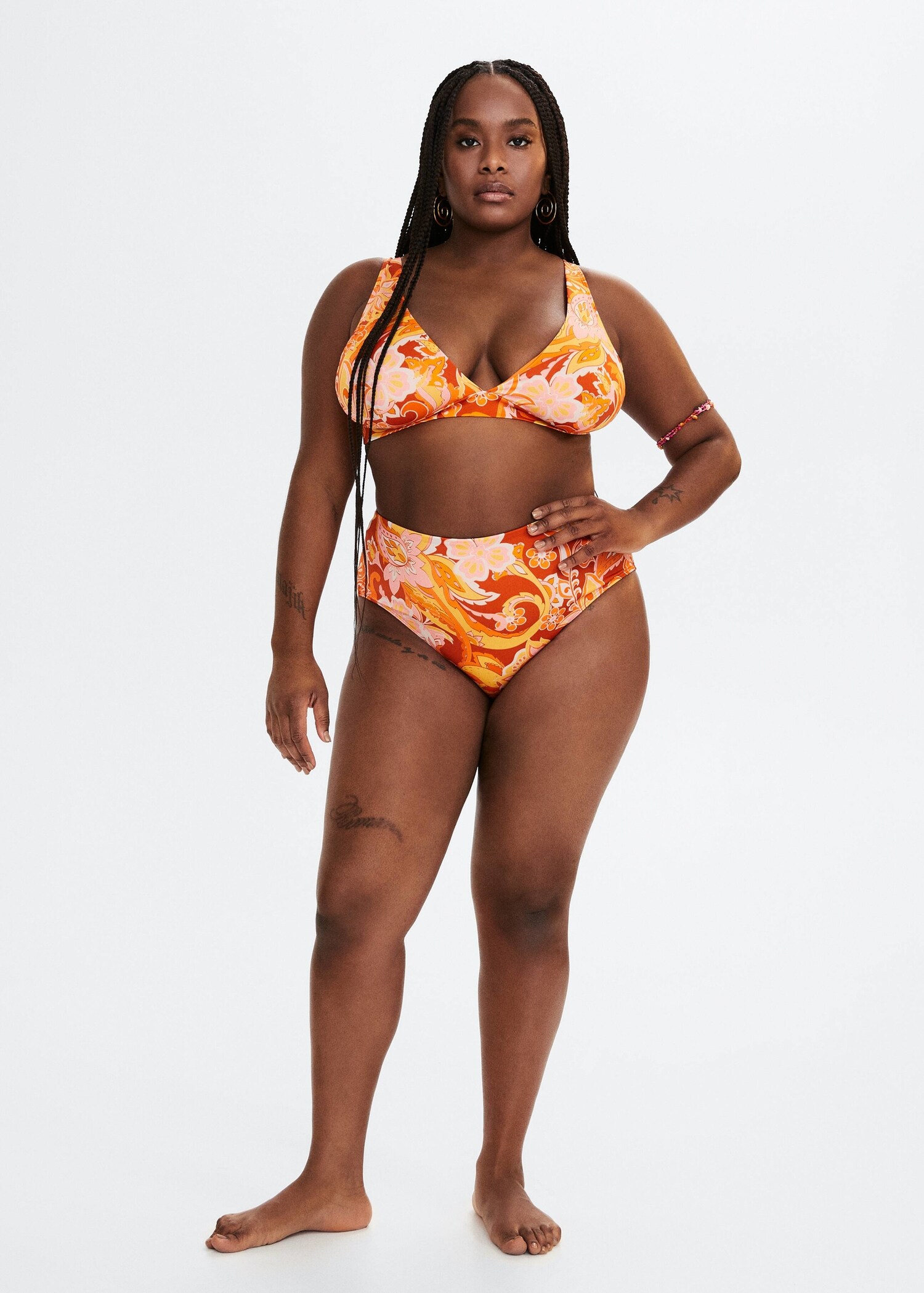 Top bikini triángulo - Plano general