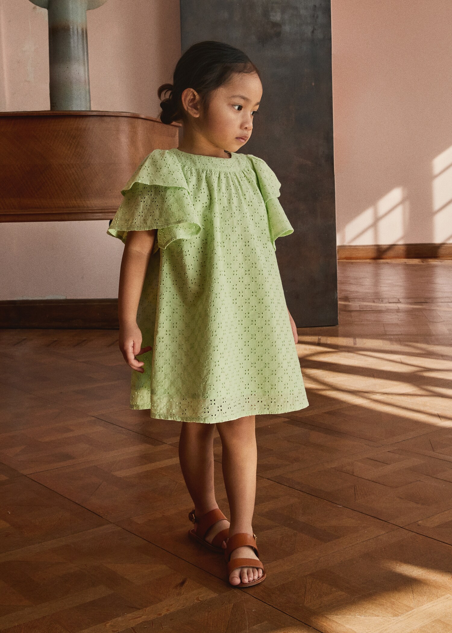 Besticktes Kleid mit Volant-Details - Allgemeine Ansicht