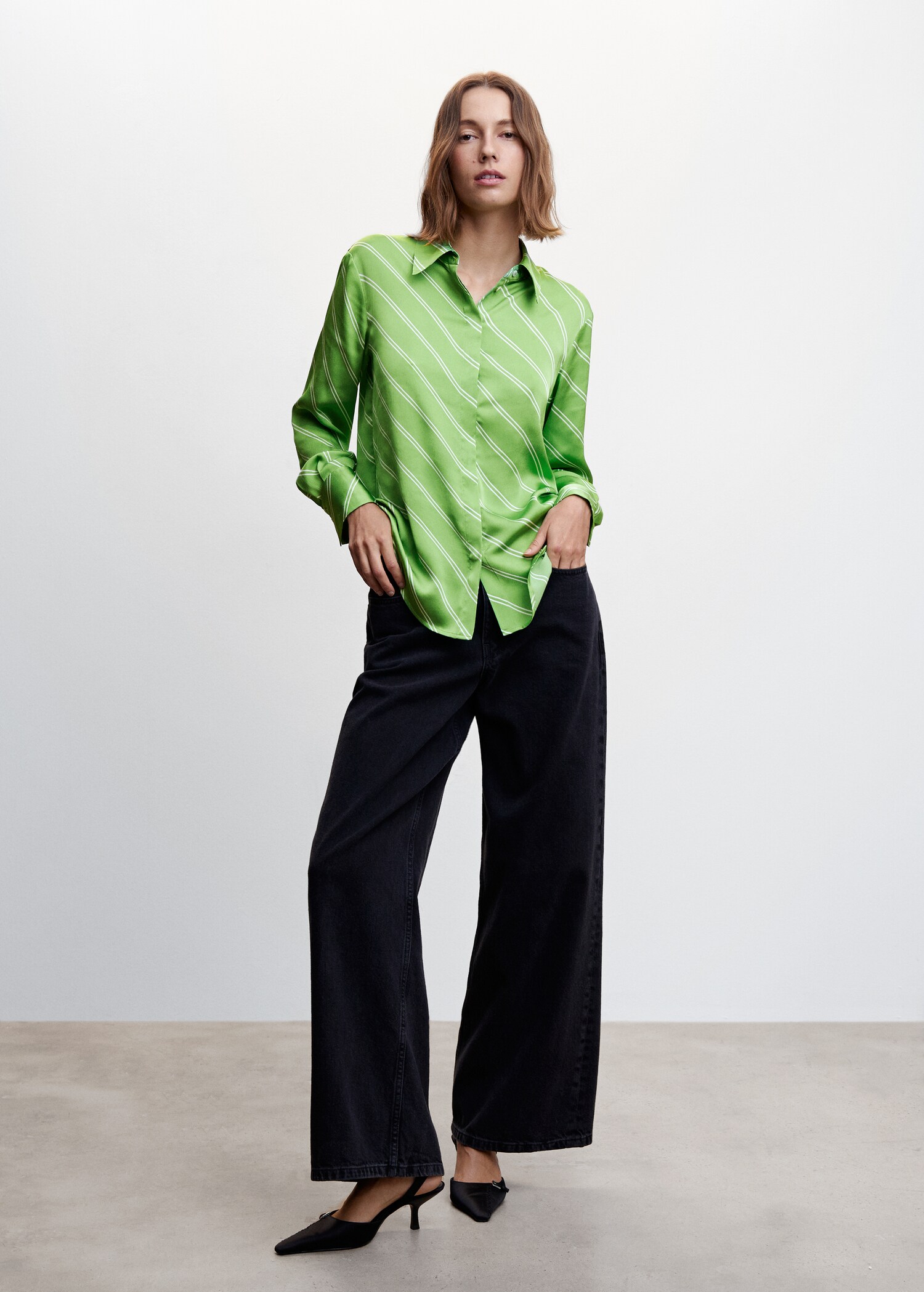 Soepelvallende satijnen blouse - Overzichtstekening