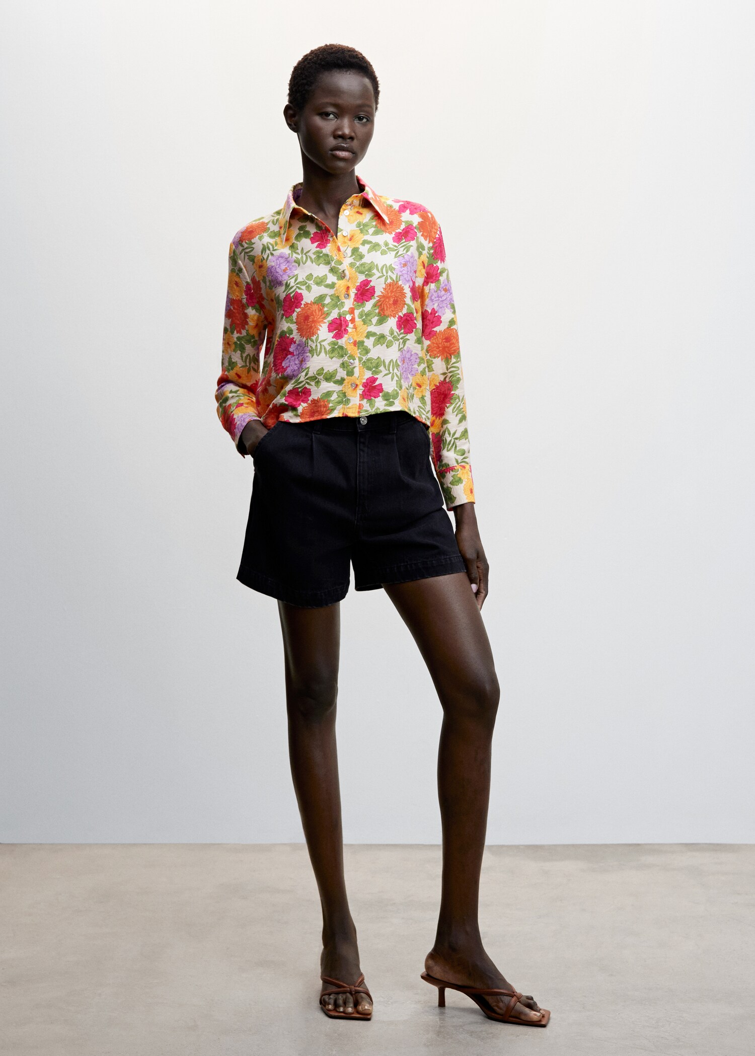 Buttoned printed blouse - General plane