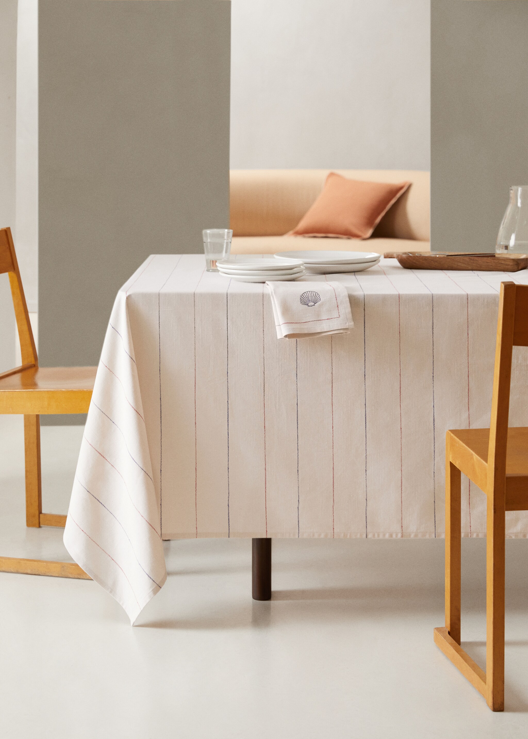 Embroidered details 100% cotton tablecloth 150x150cm - General plane