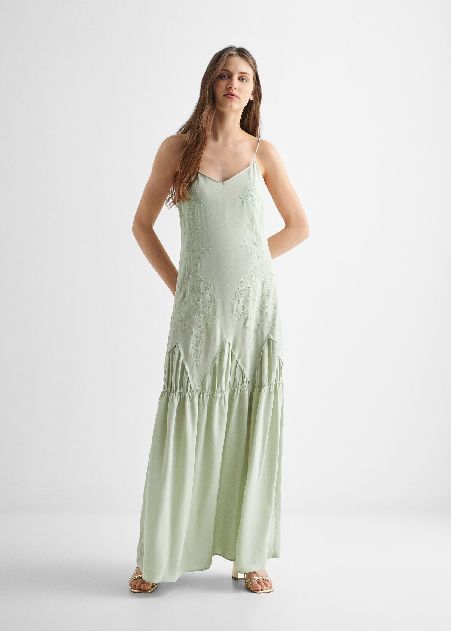 Vestido largo bordado - Plano general