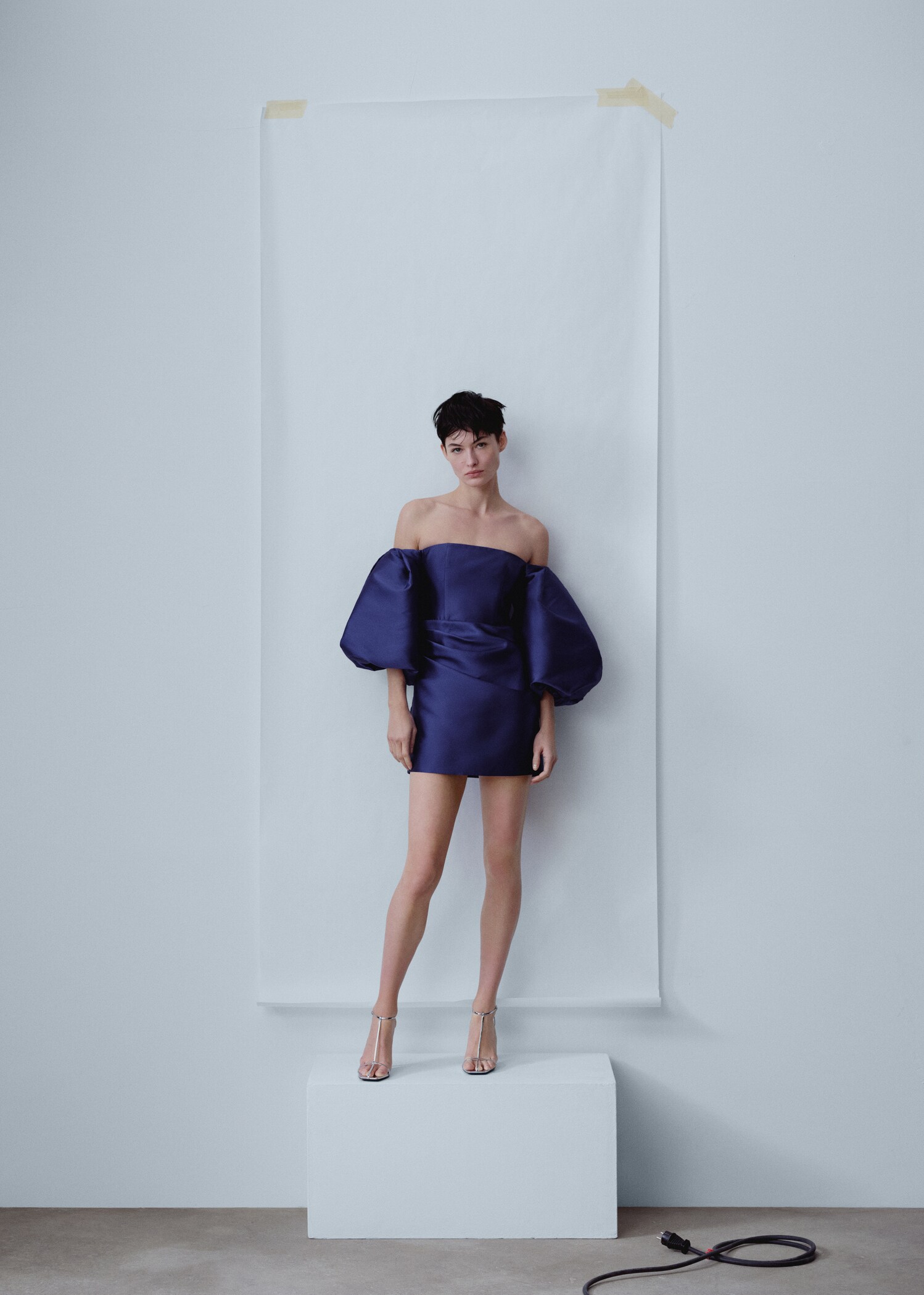 Rochie din satin cu mâneci voluminoase - Plan general