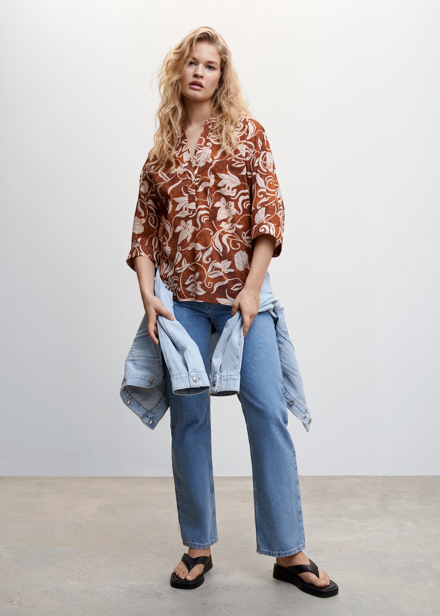 Bluse mit Blumenmuster - Allgemeine Ansicht