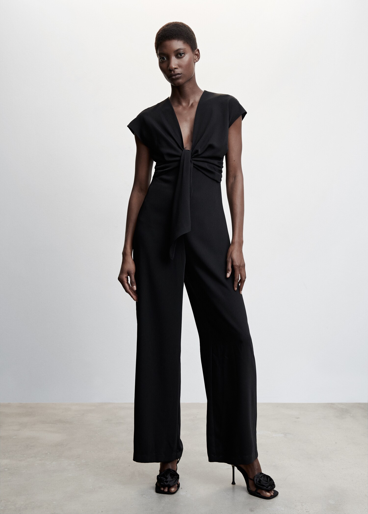 Kurzärmliger Jumpsuit mit Knotendetail - Allgemeine Ansicht