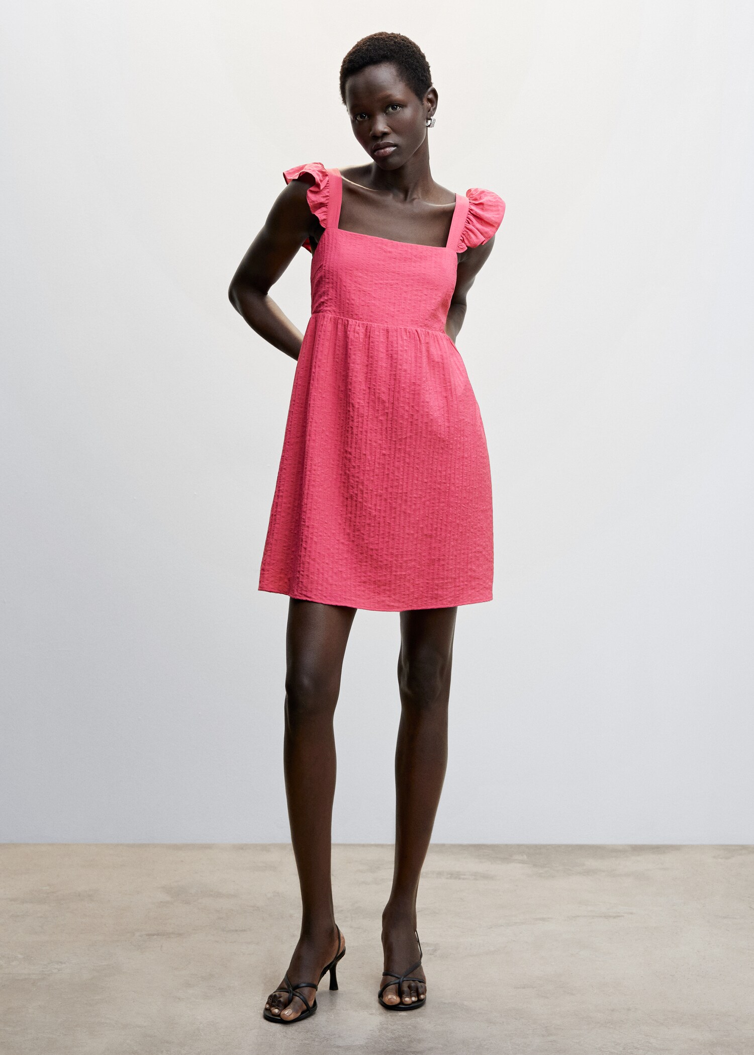 Short ruffled dress - General plane