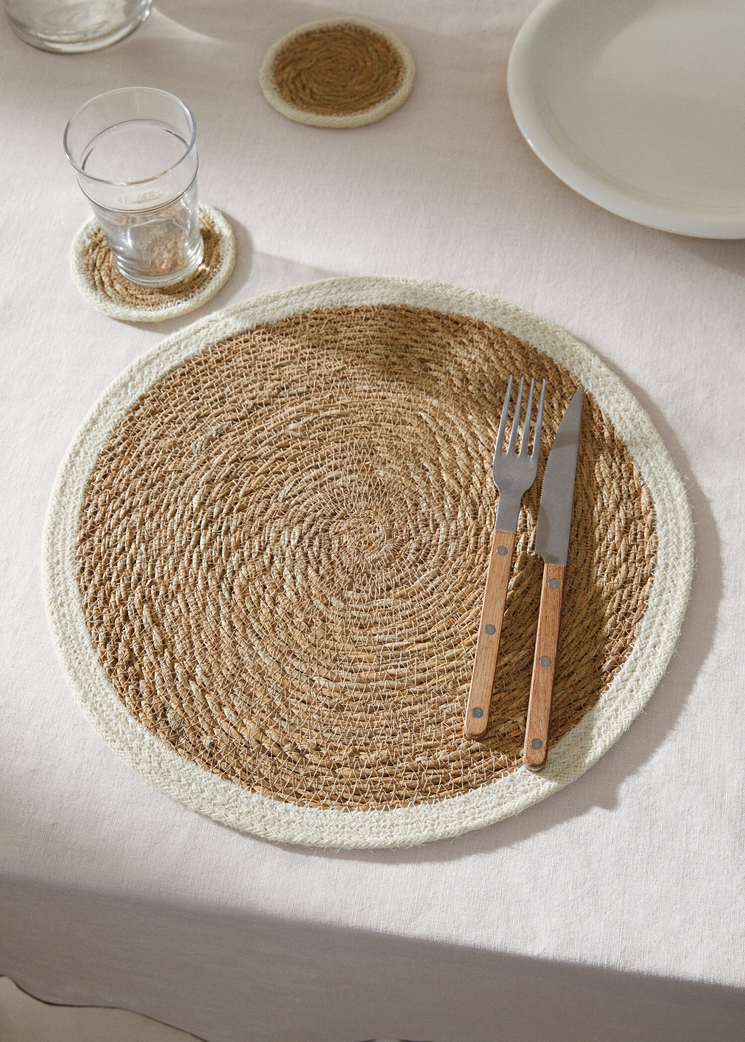 Natural fiber round placemat - General plane