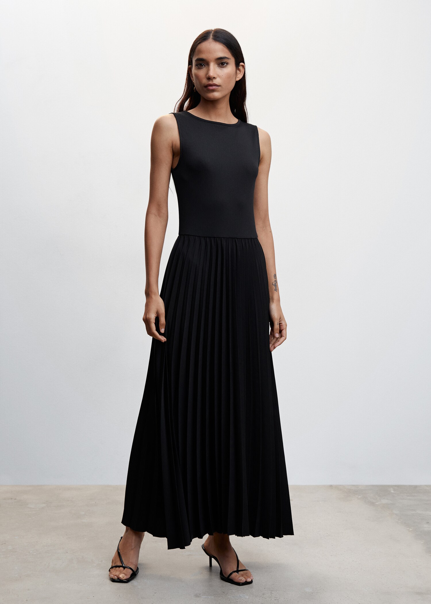 Rochie plisată din tricot - Plan general