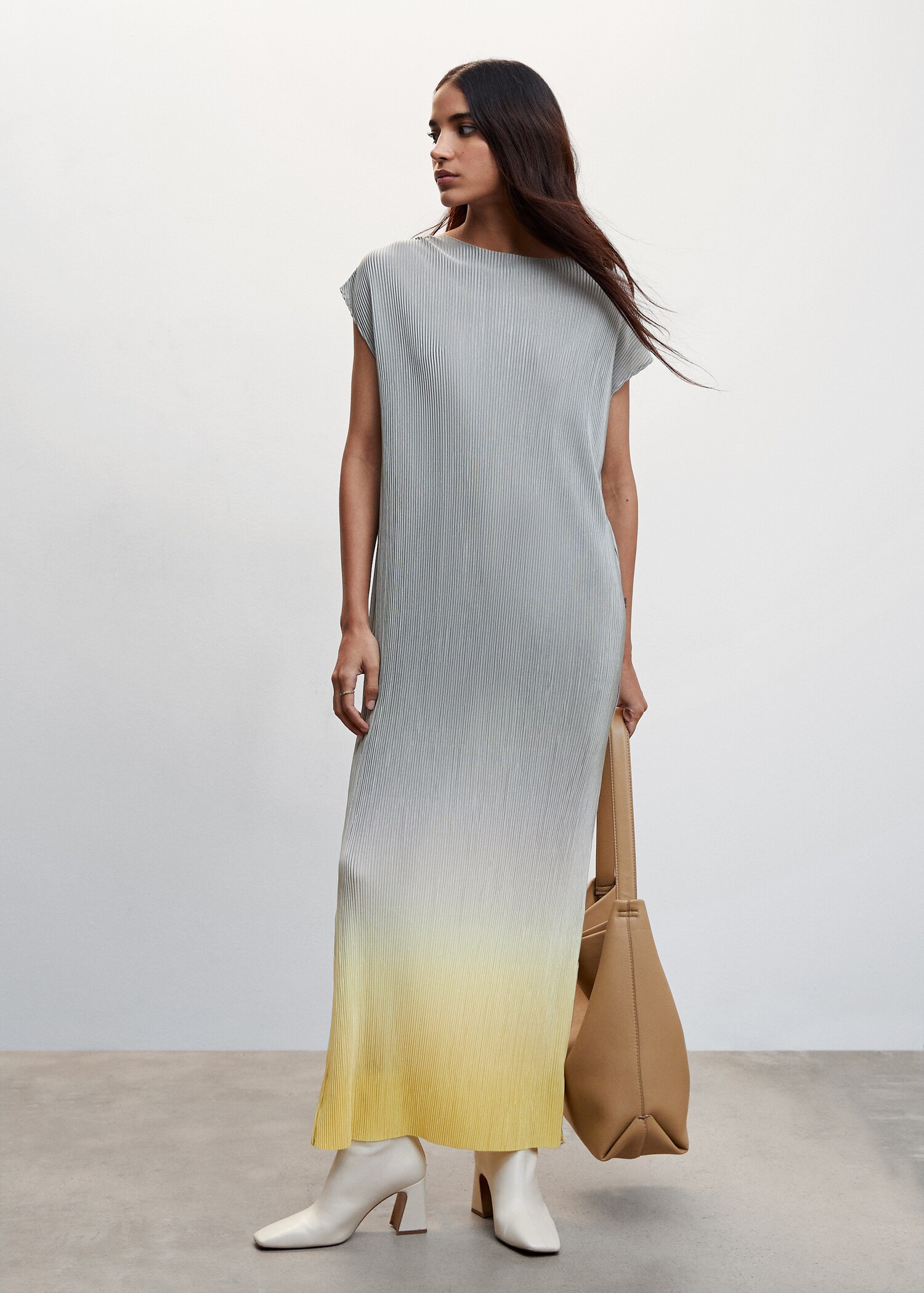 Pleated long dress - General plane