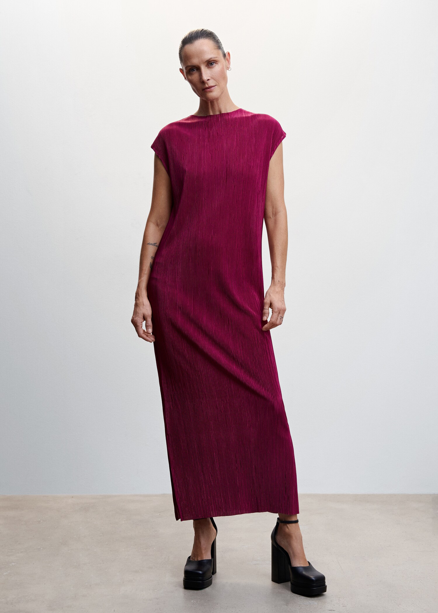 Pleated long dress - General plane