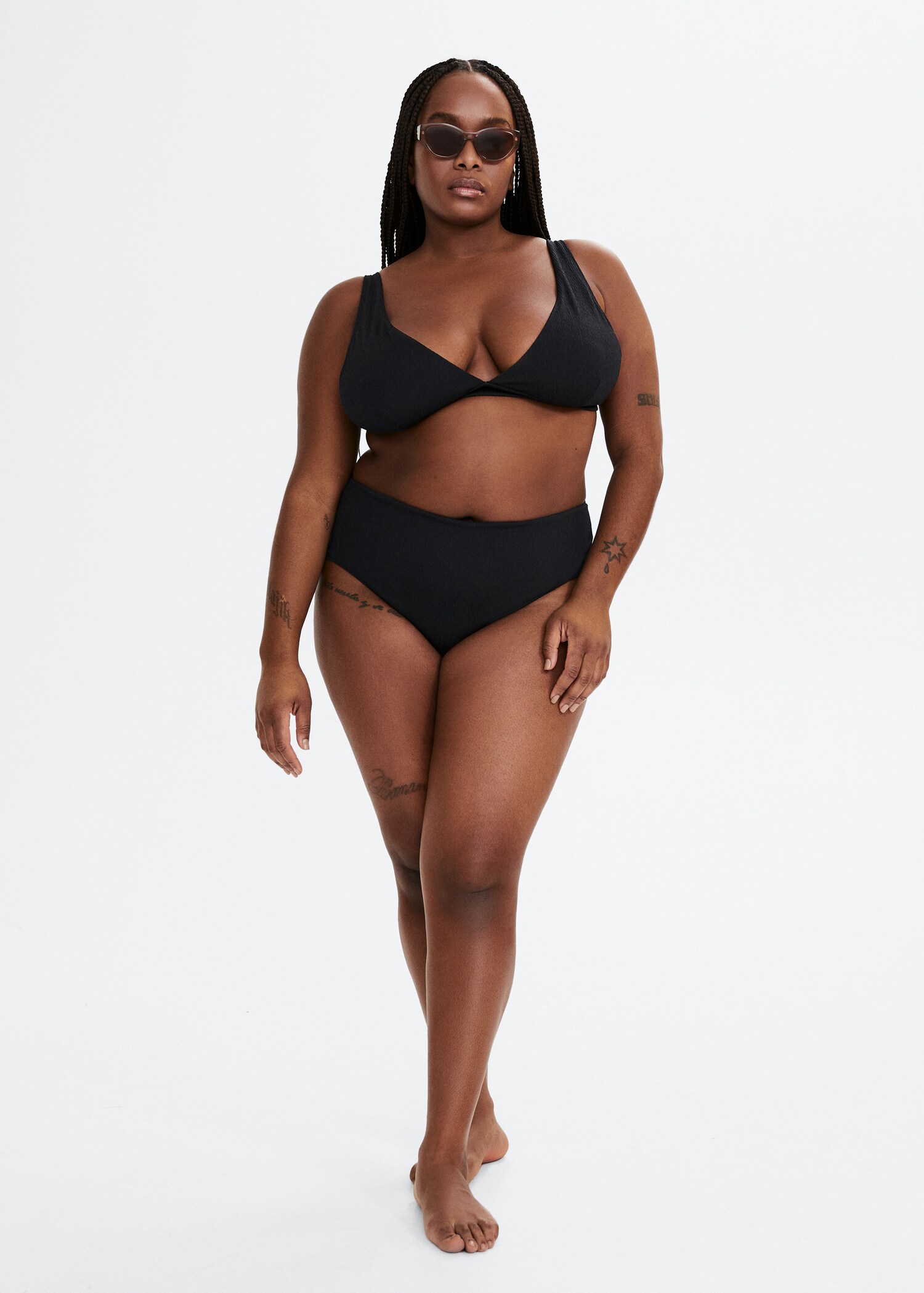Top bikini triángulo - Plano general