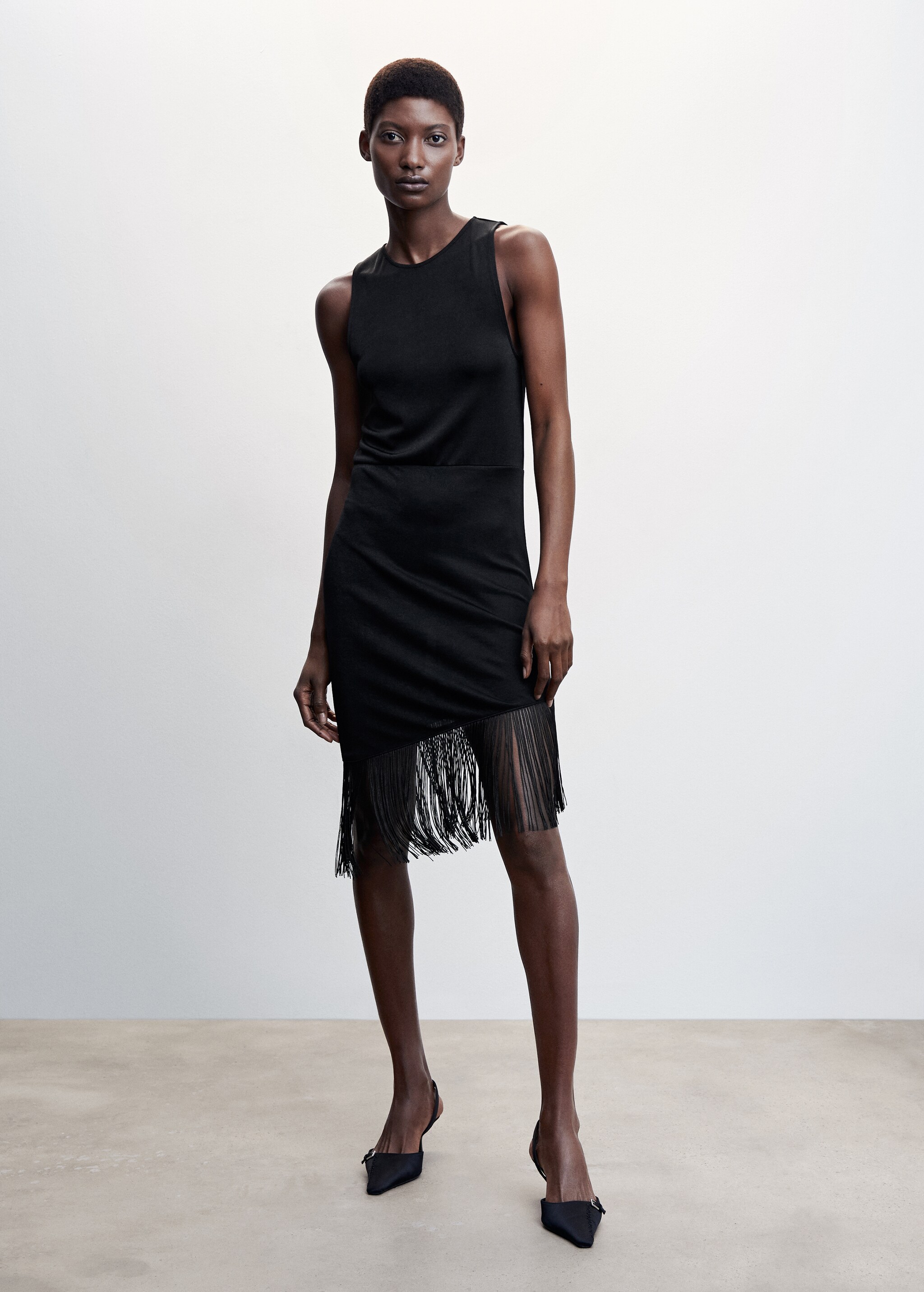 Asymmetrical dress with fringes - General plane