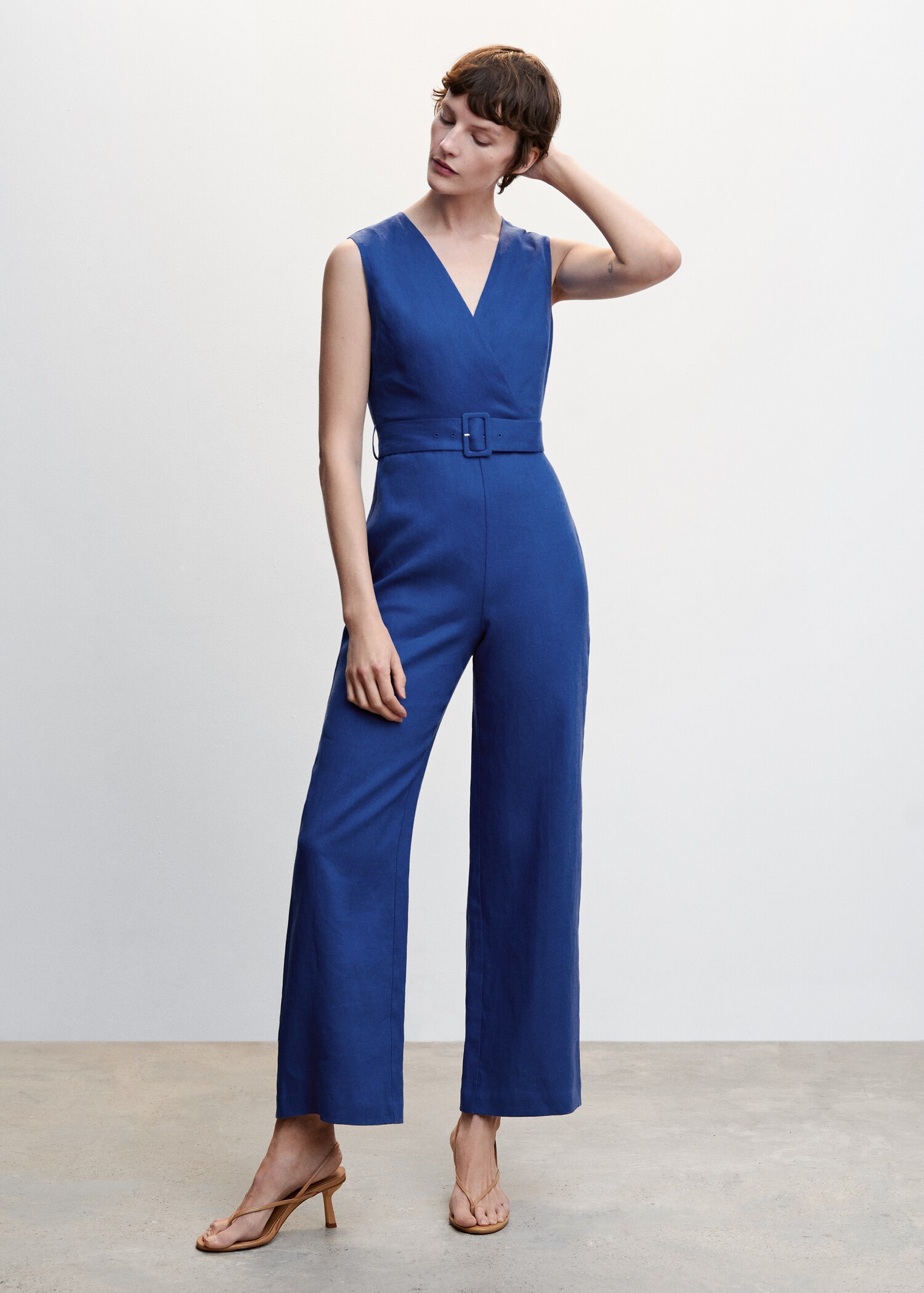 Gekruiste linnen jumpsuit met ceintuur - Overzichtstekening