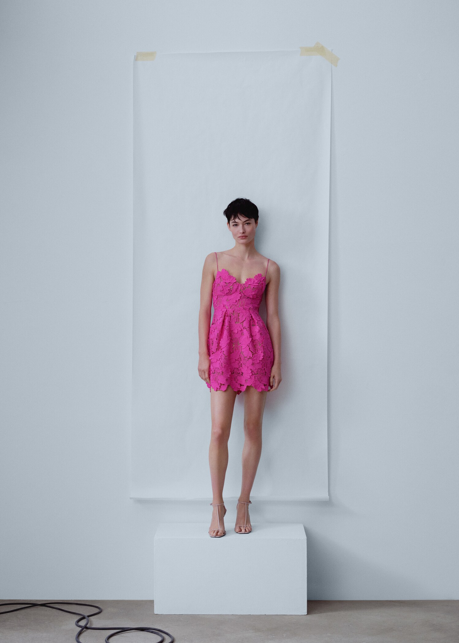 Vestido de guipura com alças - Plano geral