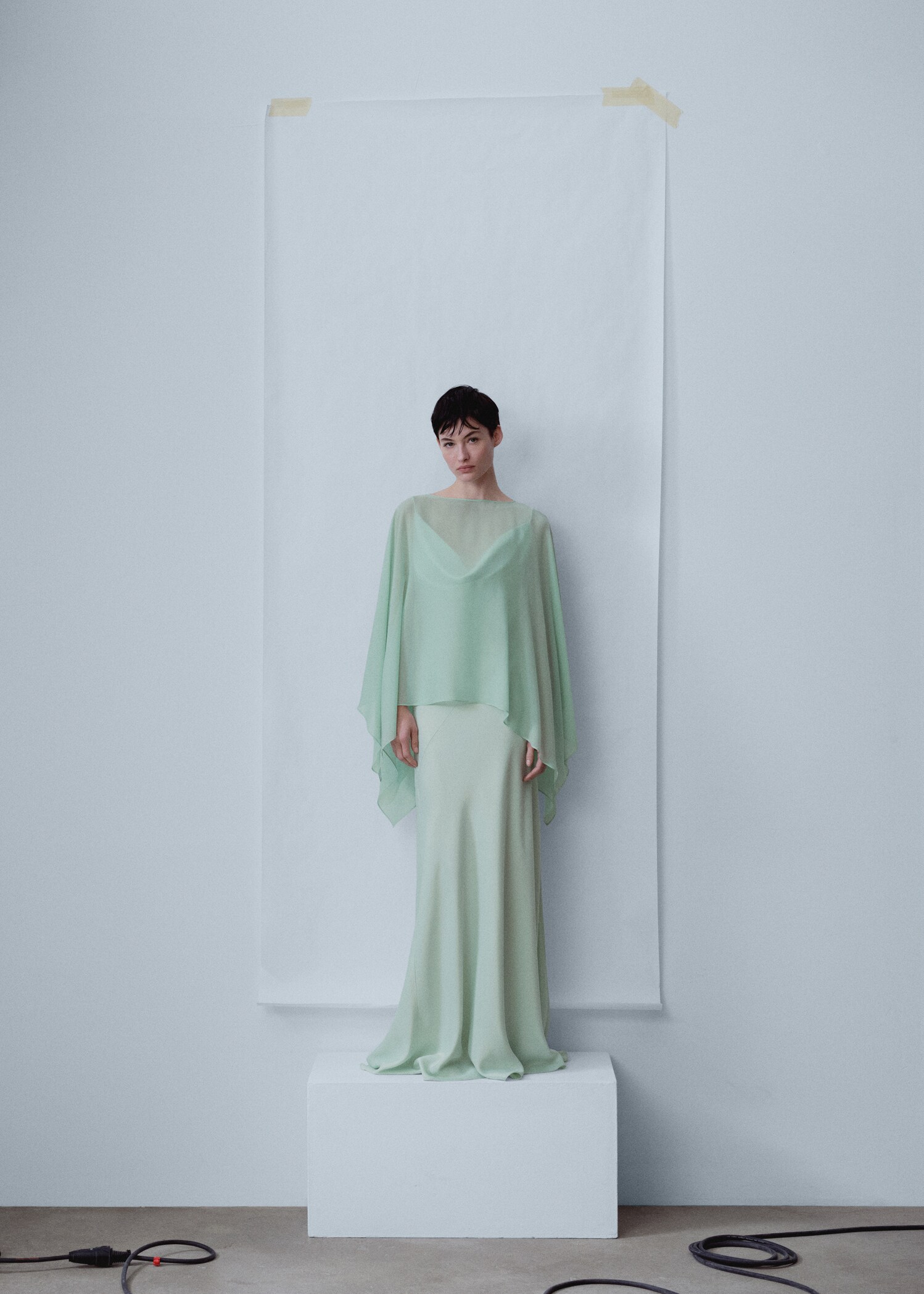 Asymmetric semi-transparent cape - General plane