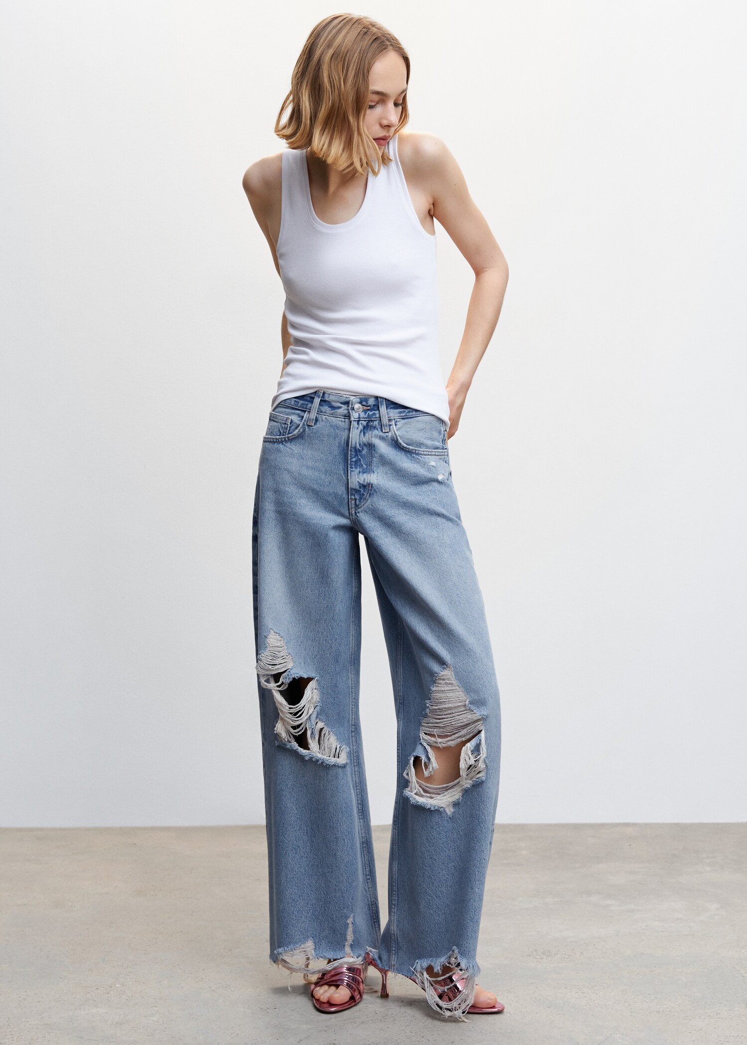 Wideleg Jeans mit Zierrissen - Allgemeine Ansicht