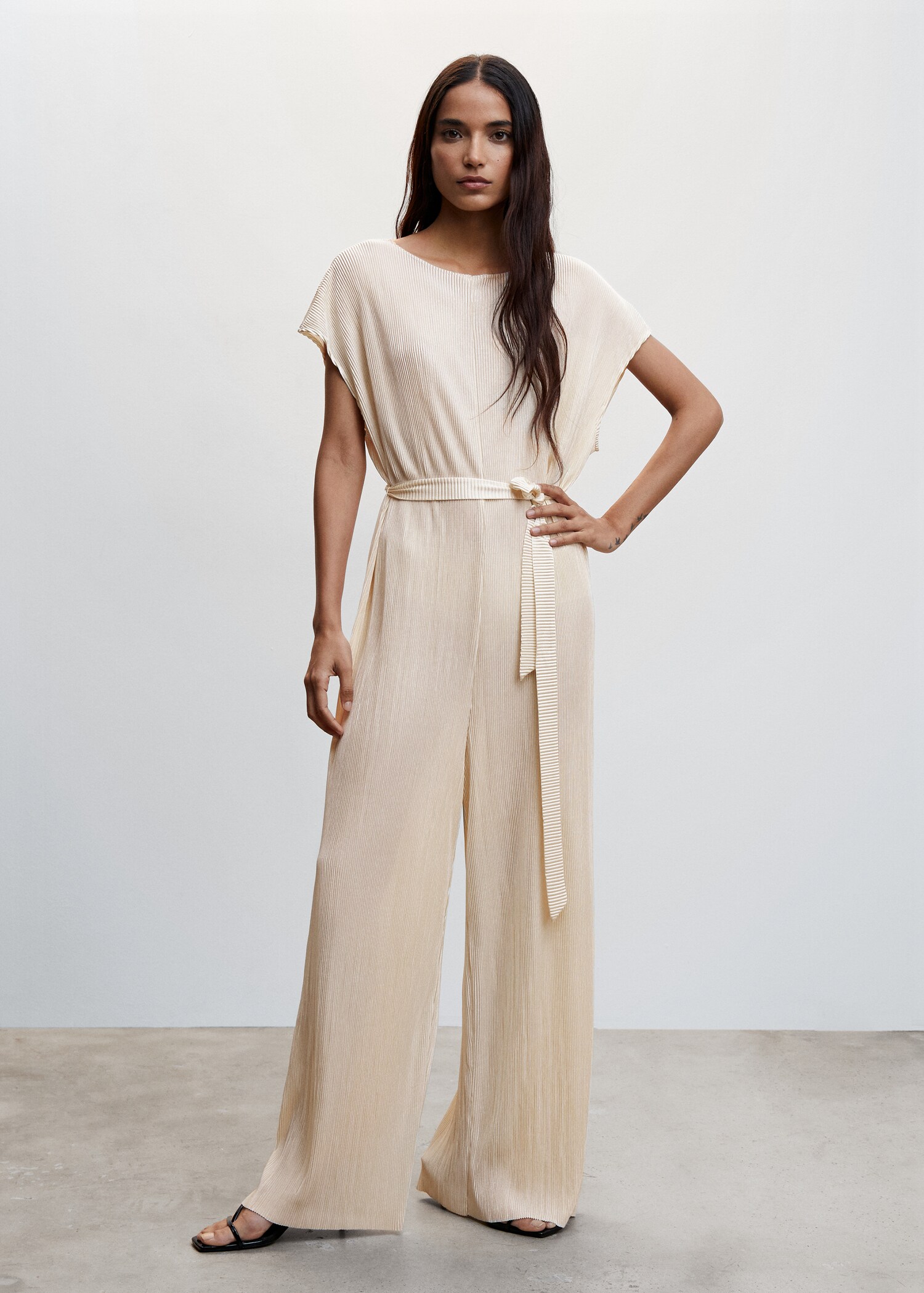 Satinierter Jumpsuit mit Plisséefalten - Allgemeine Ansicht
