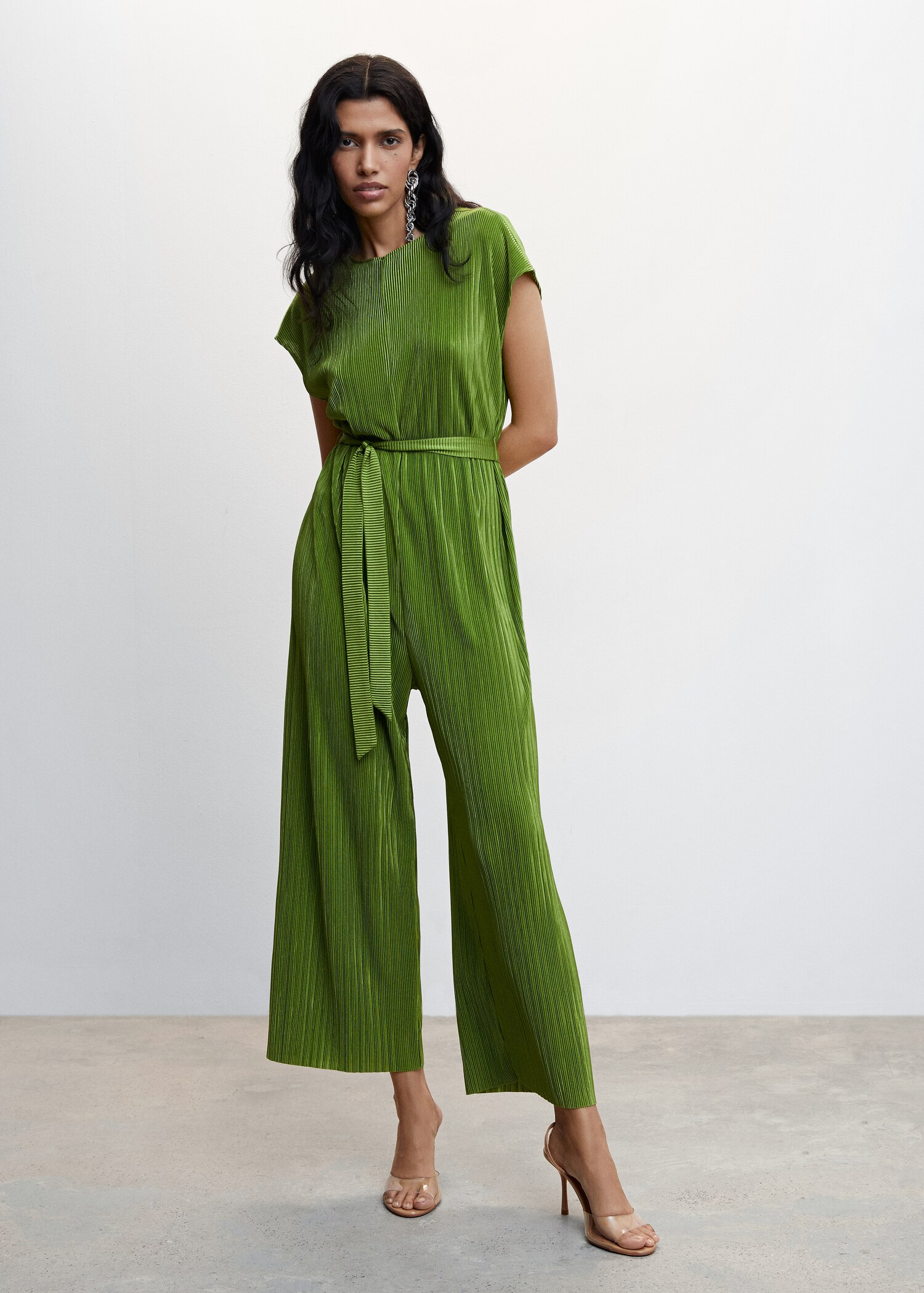 Satinierter Jumpsuit mit Plisséefalten - Allgemeine Ansicht
