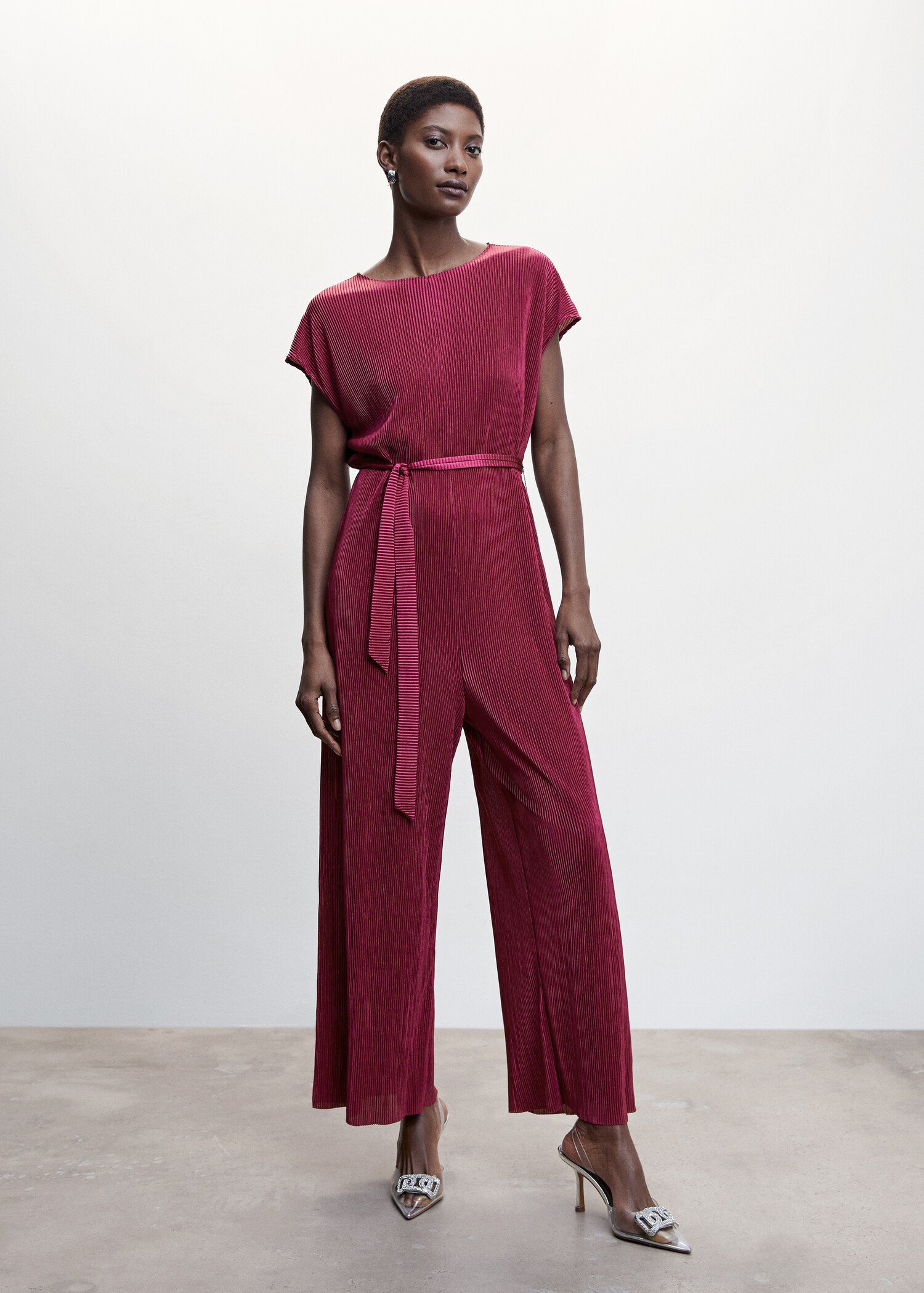 Satinierter Jumpsuit mit Plisséefalten - Allgemeine Ansicht