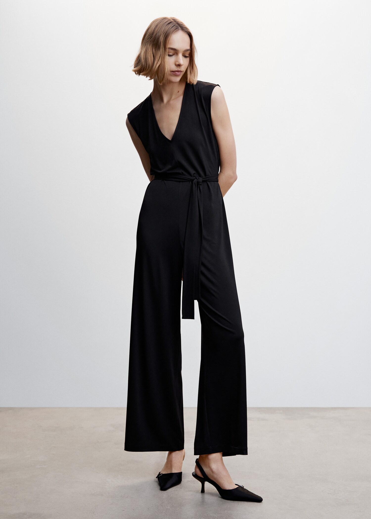 Langer Jumpsuit mit Schleife - Allgemeine Ansicht