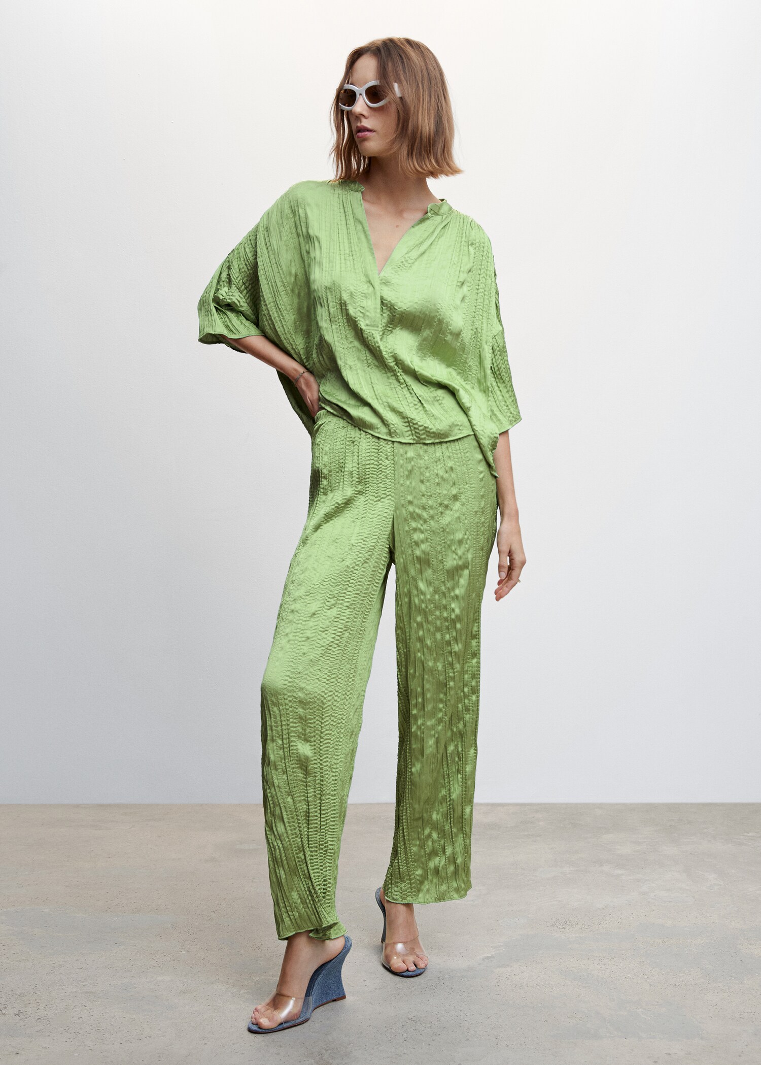 Satinierte Hose mit Plissée-Details - Allgemeine Ansicht
