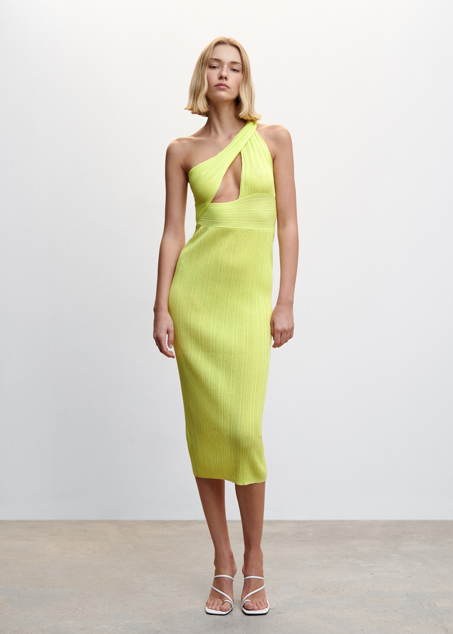 Asymmetrical dress with slit - General plane