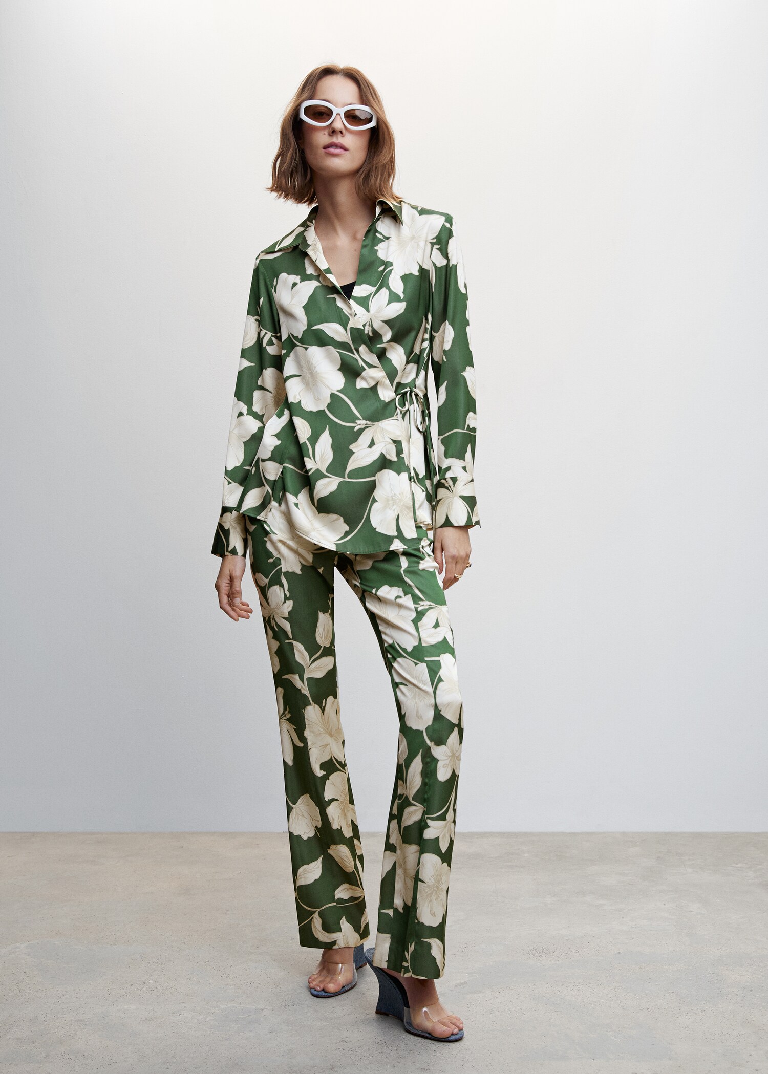Blusa satinada floral - Plano general