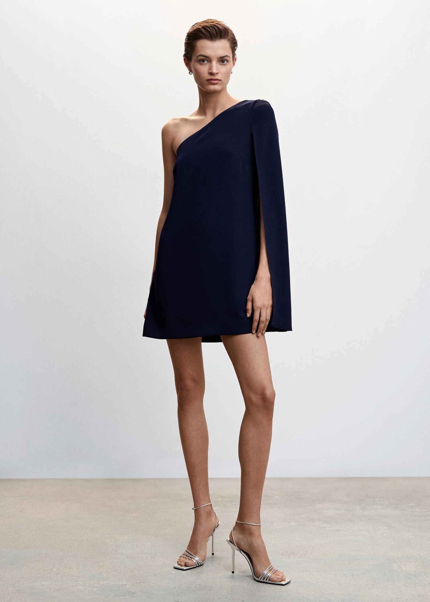 Asymmetrisches Cape-Kleid - Allgemeine Ansicht