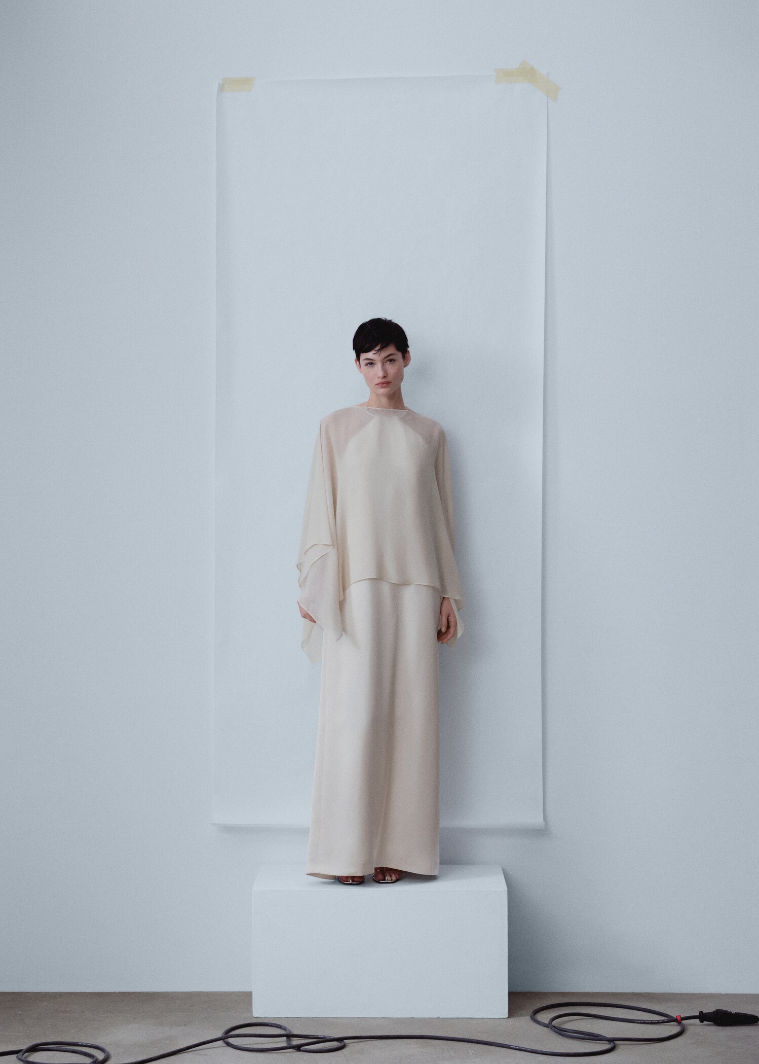 Asymmetric semi-transparent cape - General plane