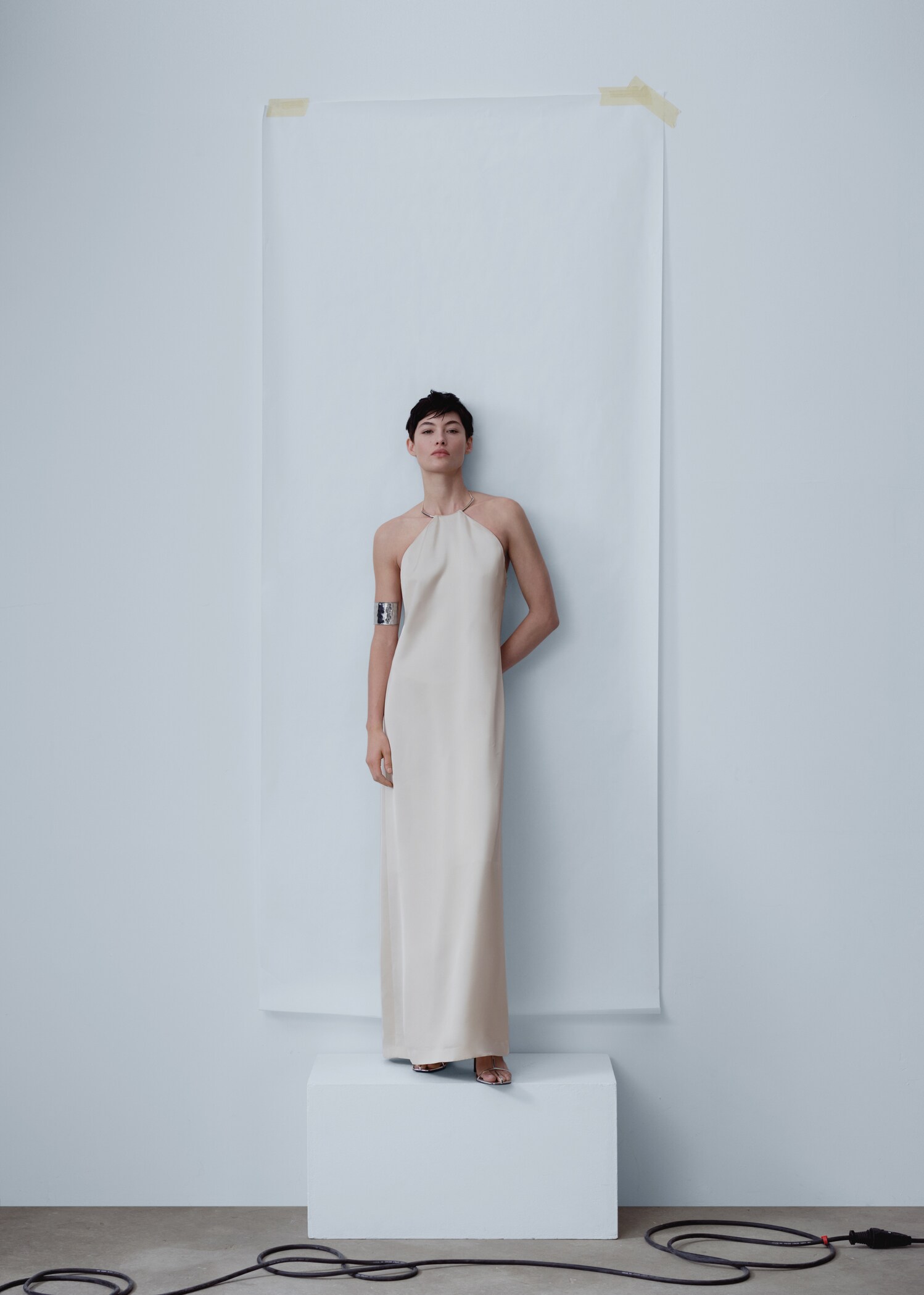 Rigid-neck satin dress - General plane