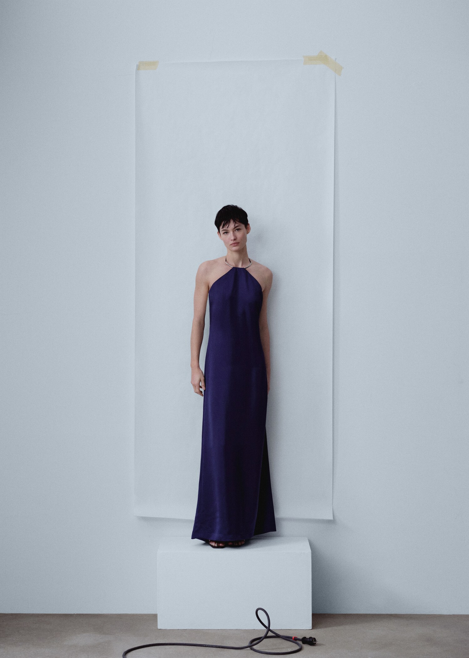 Rigid-neck satin dress - General plane