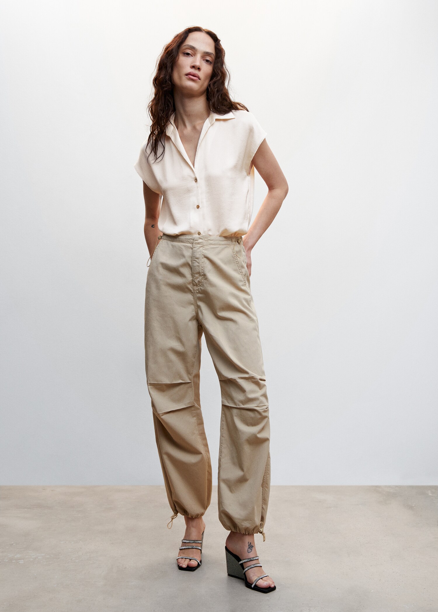 Camisa satinada manga corta - Plano general