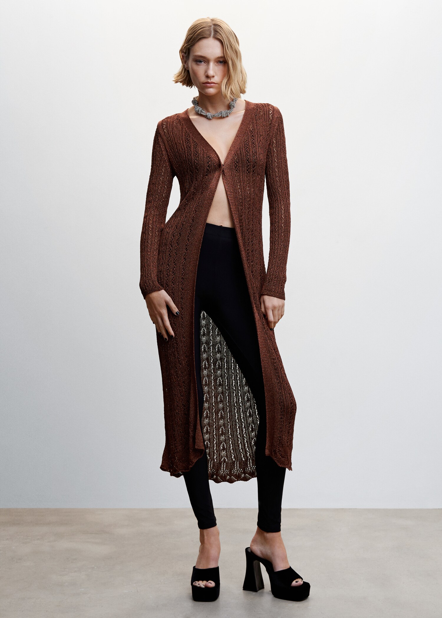 Lång hålstickad cardigan - Allmän bild
