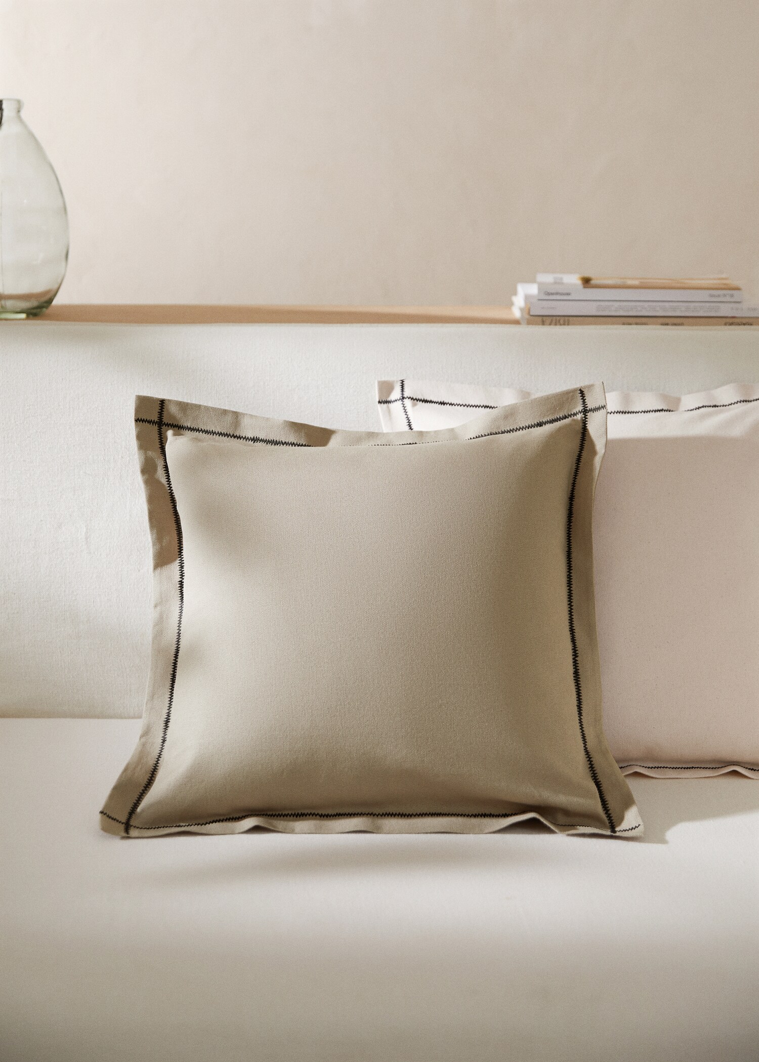 Embroidered cushion cover - General plane