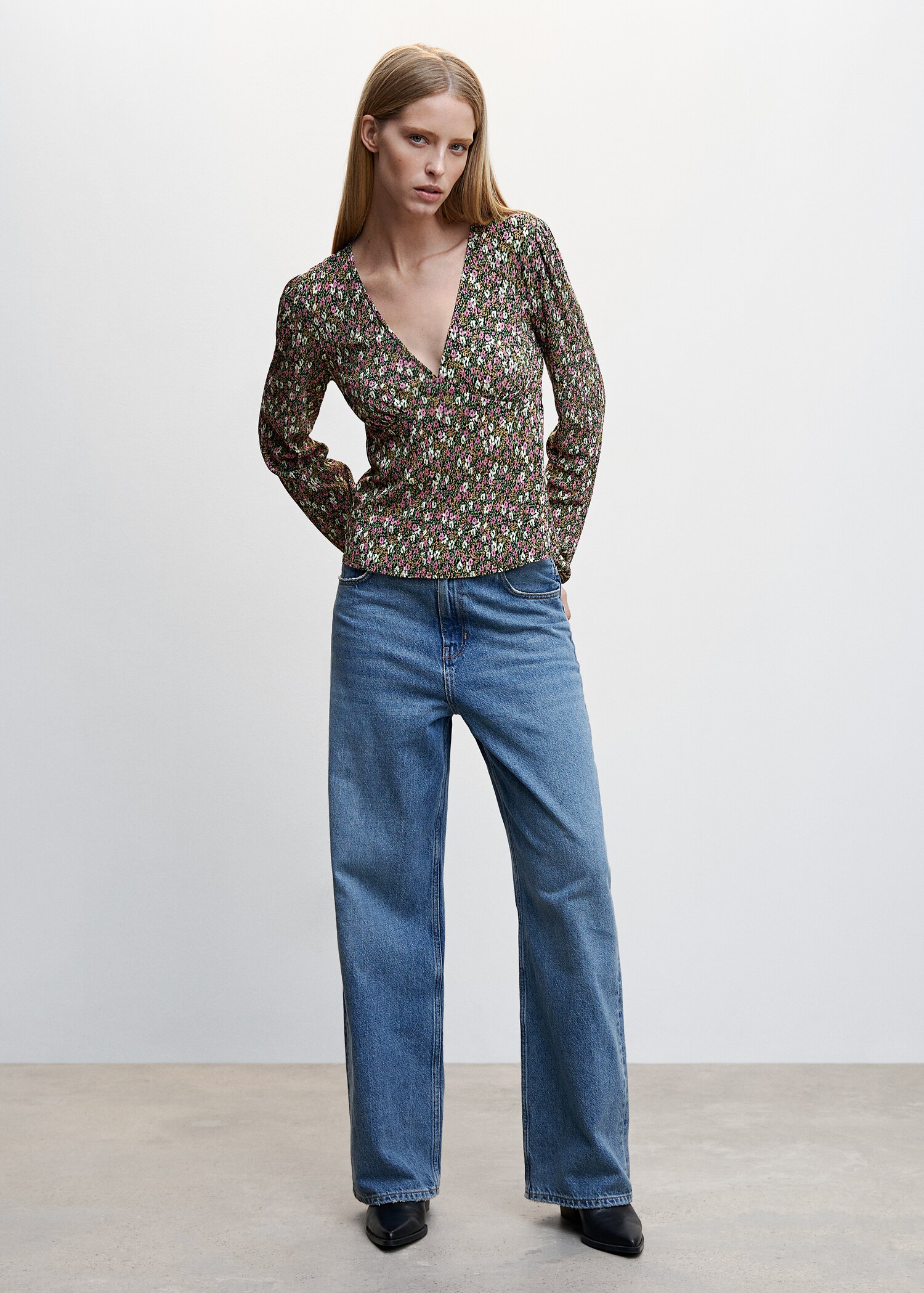V-neckline blouse - General plane