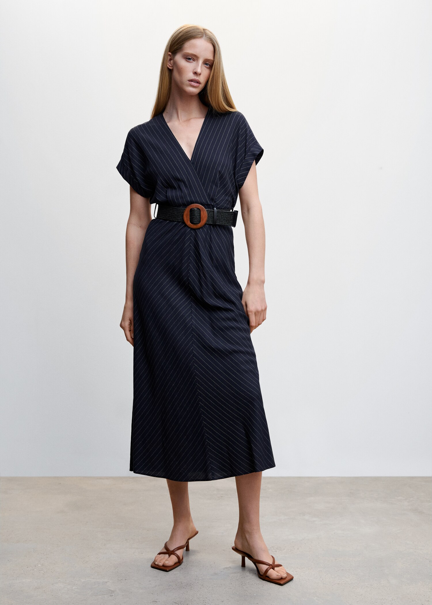 Rochie în dungi elegante - Plan general