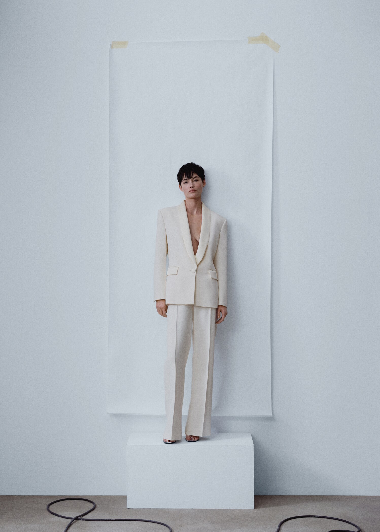 Veste tailleur détails satinés - Plan général