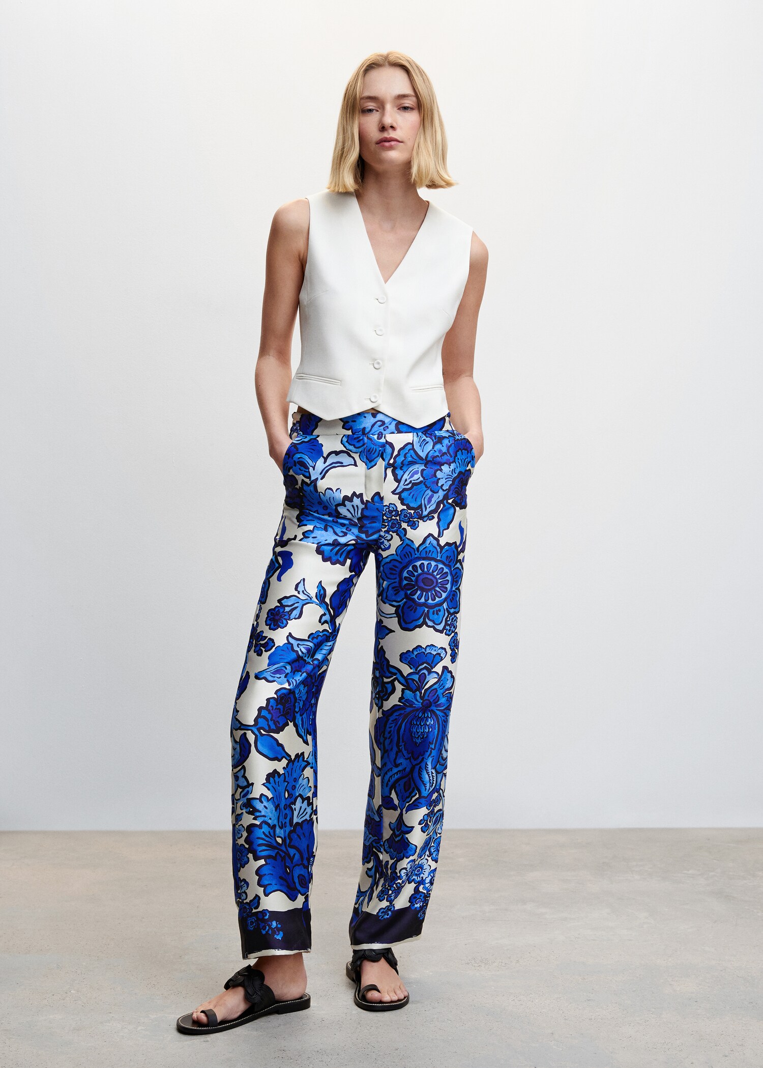 Pantalón satinado floral - Plano general