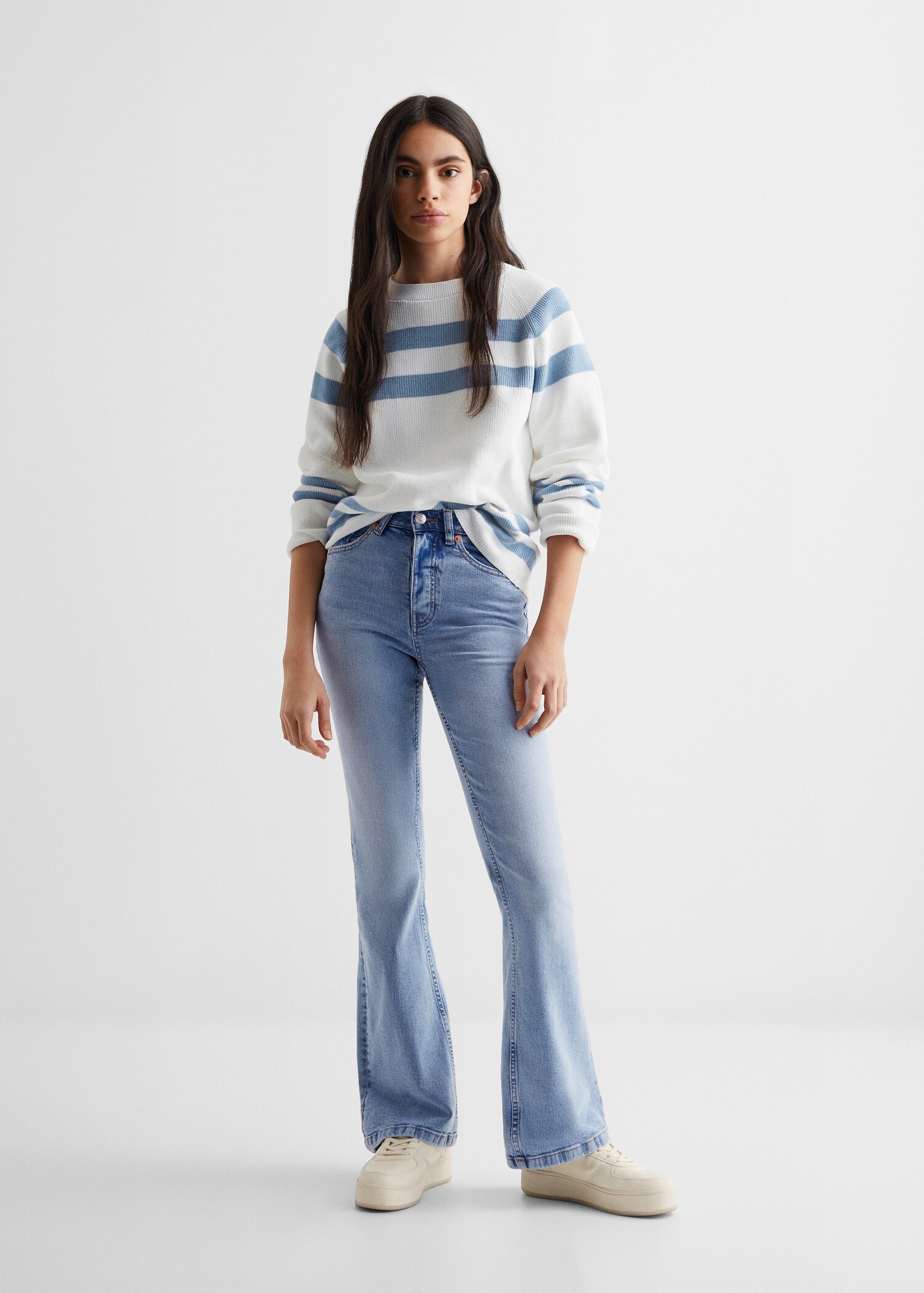 Jeans à boca de sino - Plano geral