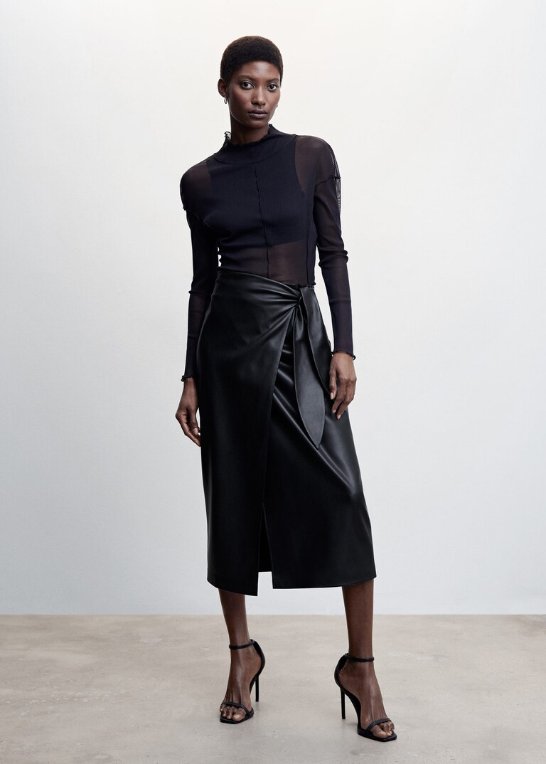 La falda midi satinada negra con flecos de Zara