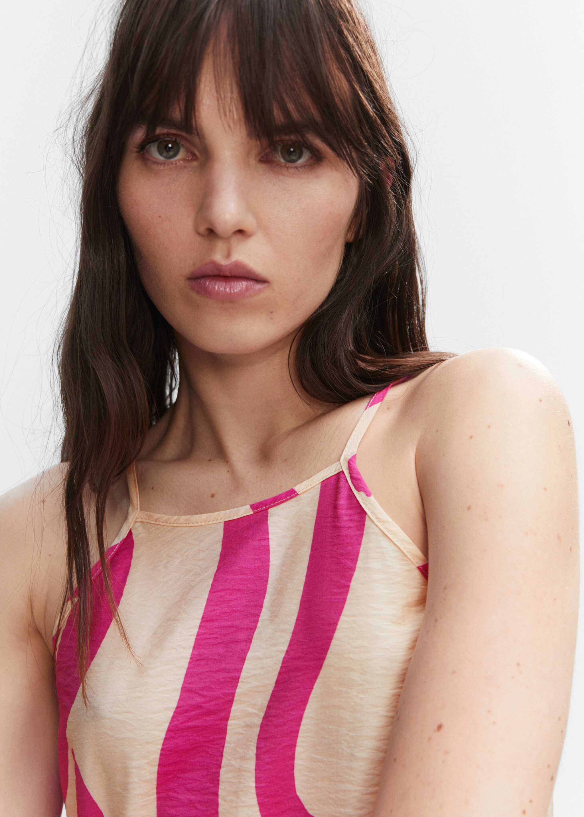 Printed cut-out detail dress - Details of the article 1, Fuchsia. Ref: 57000225-00.