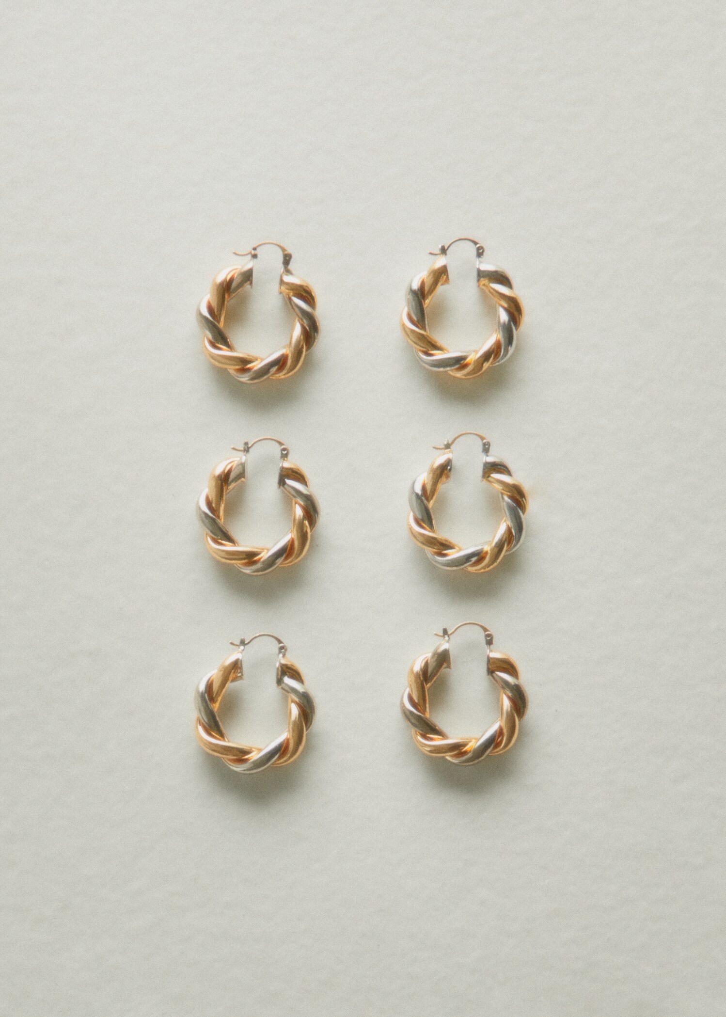 Intertwined hoop earrings - Details of the article 8