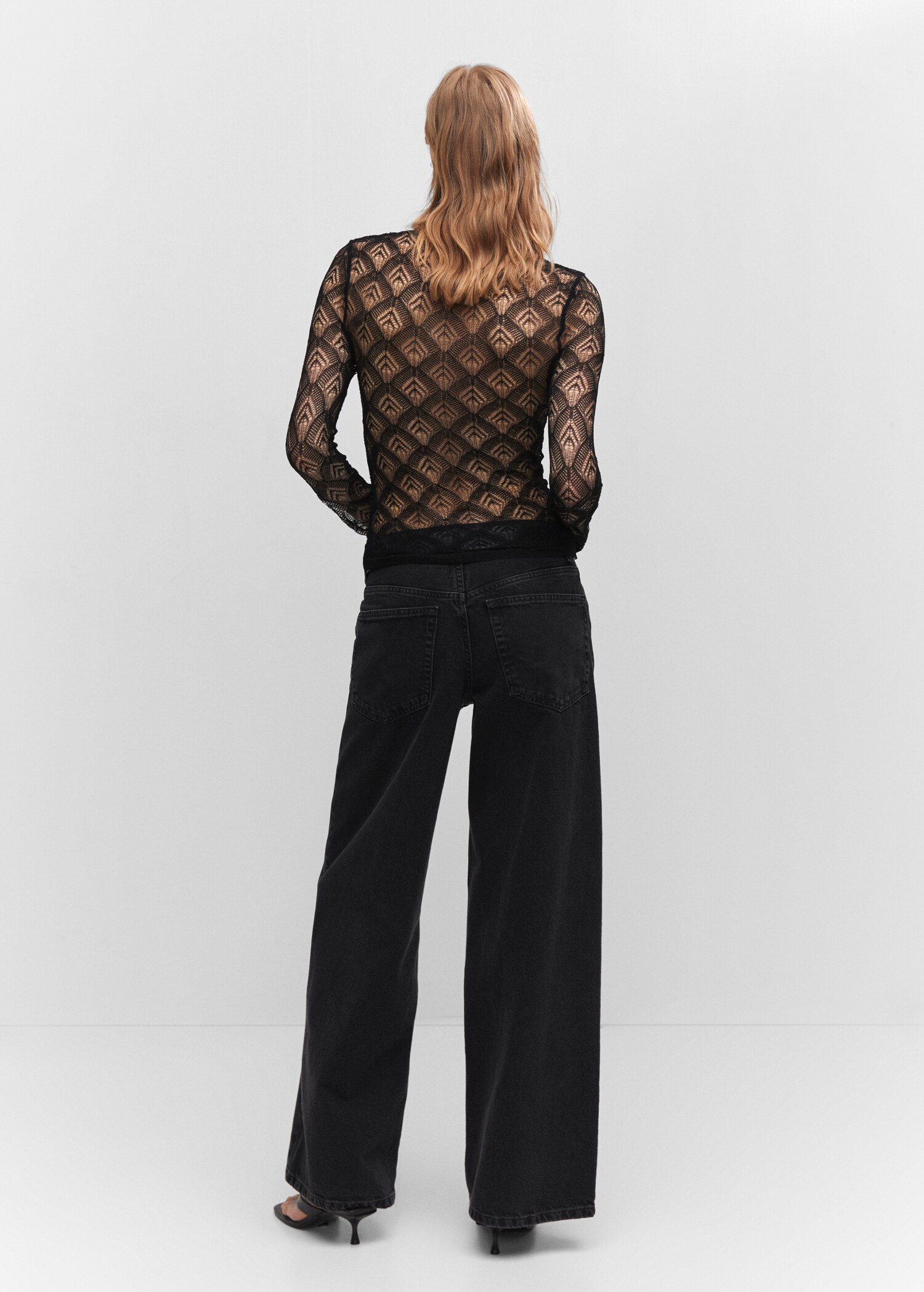 T-Shirt mit geometrischem Lochmuster - Damen | MANGO OUTLET 